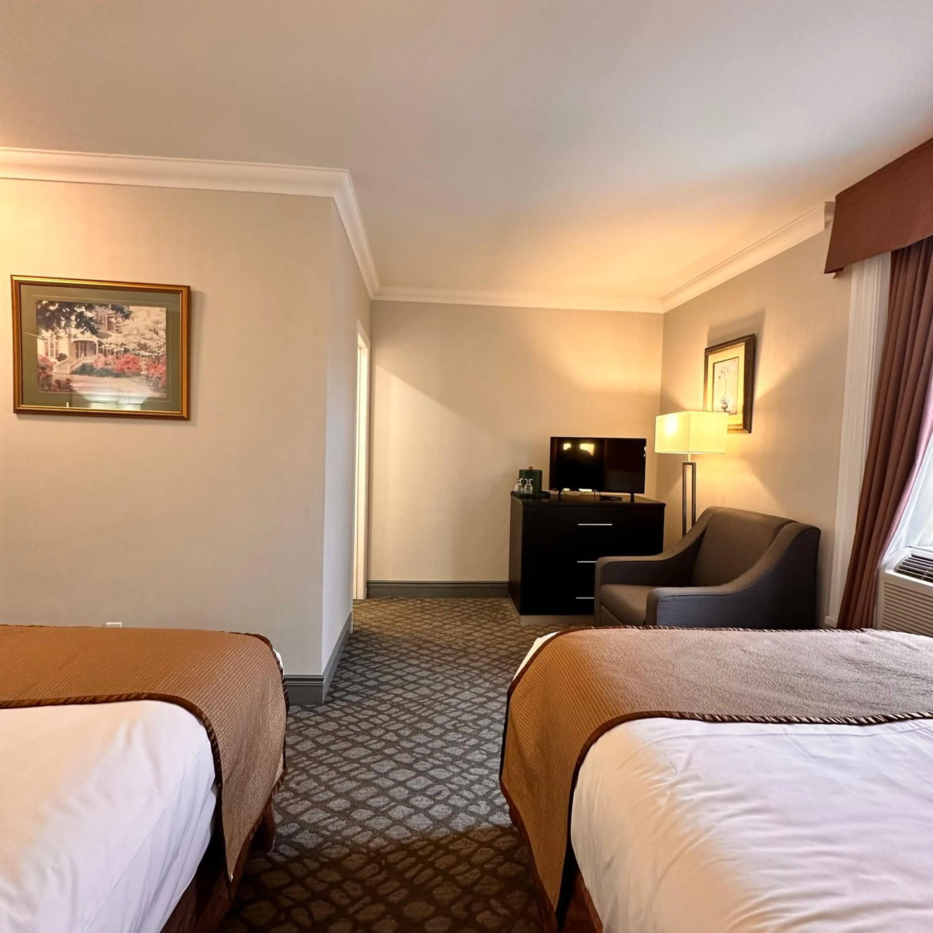 Bed in The Gananoque Inn