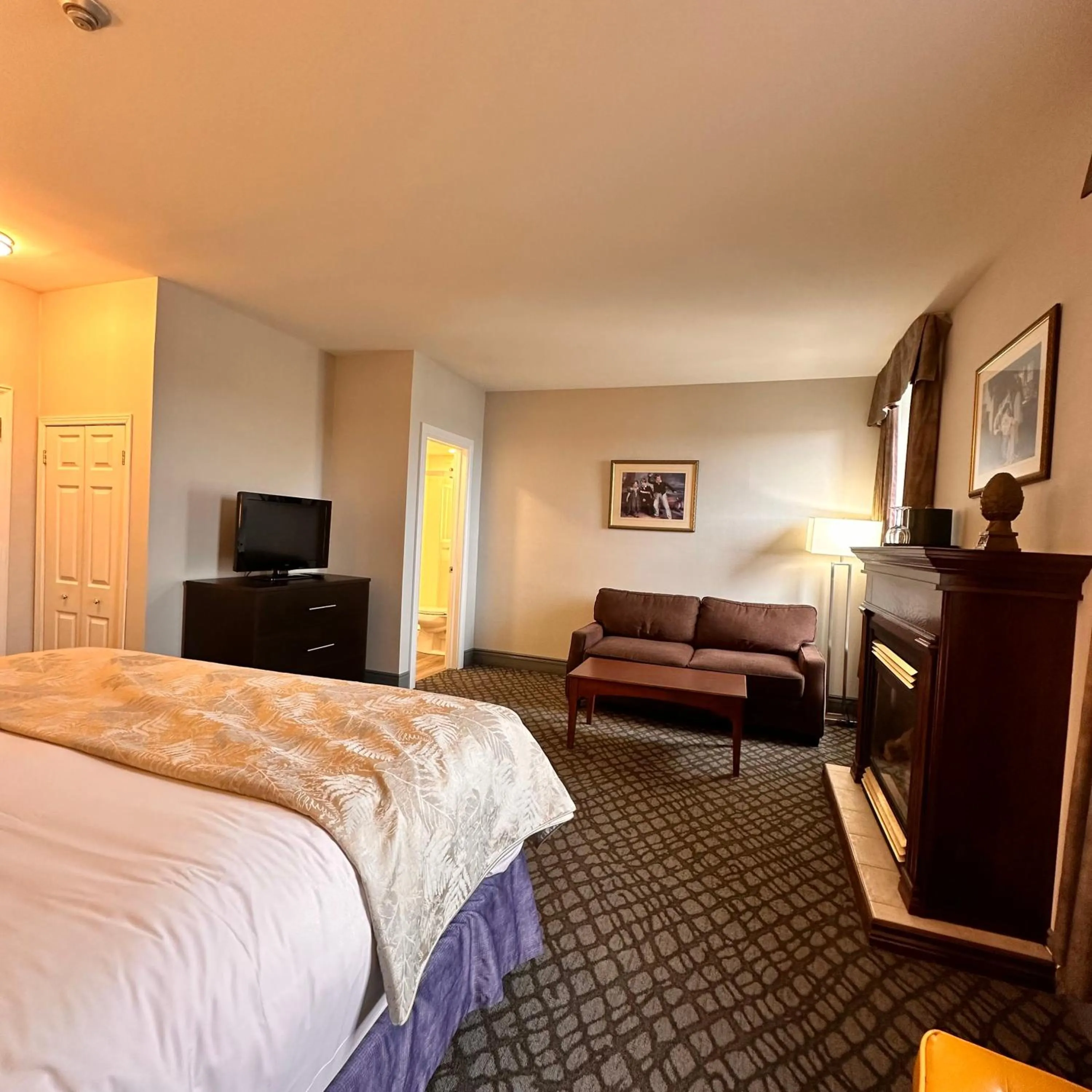 Bed in The Gananoque Inn