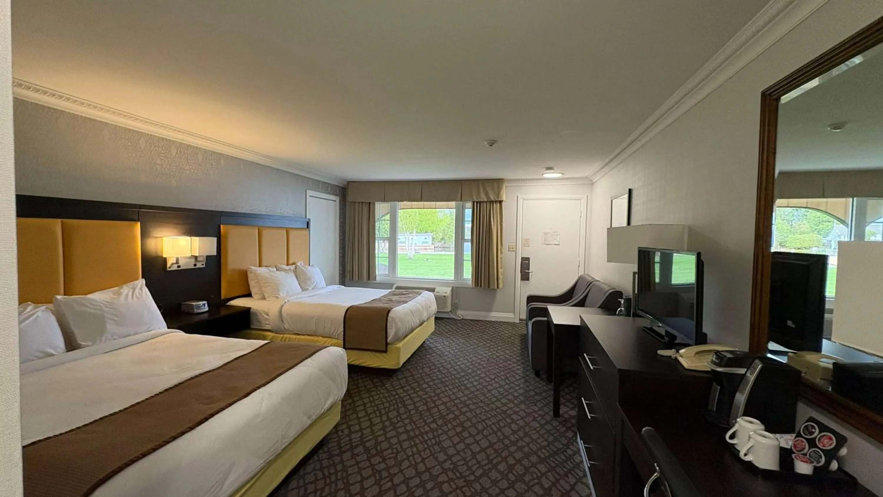 Photo of the whole room, Bed in The Gananoque Inn