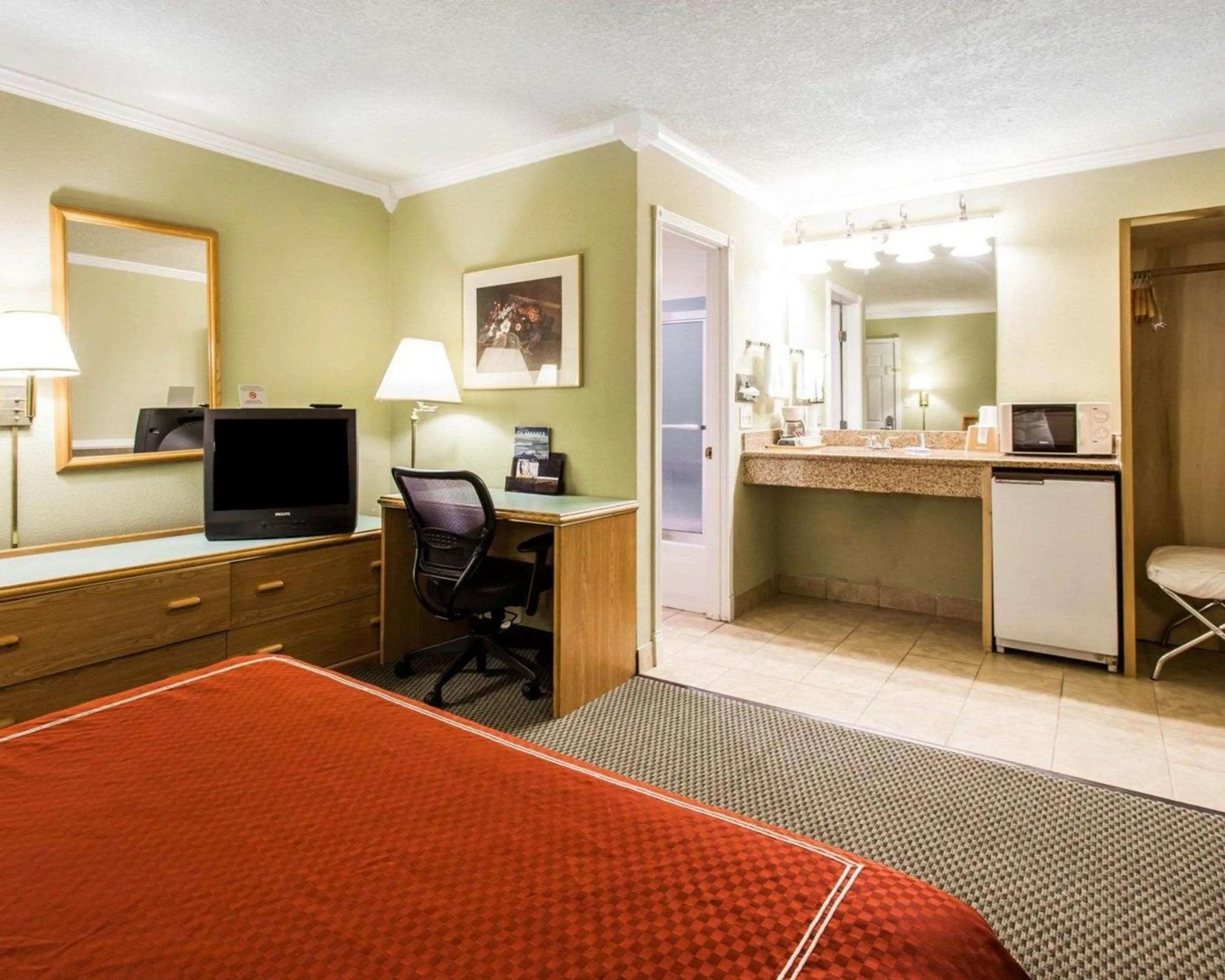 Photo of the whole room in Rodeway Inn Stevenson