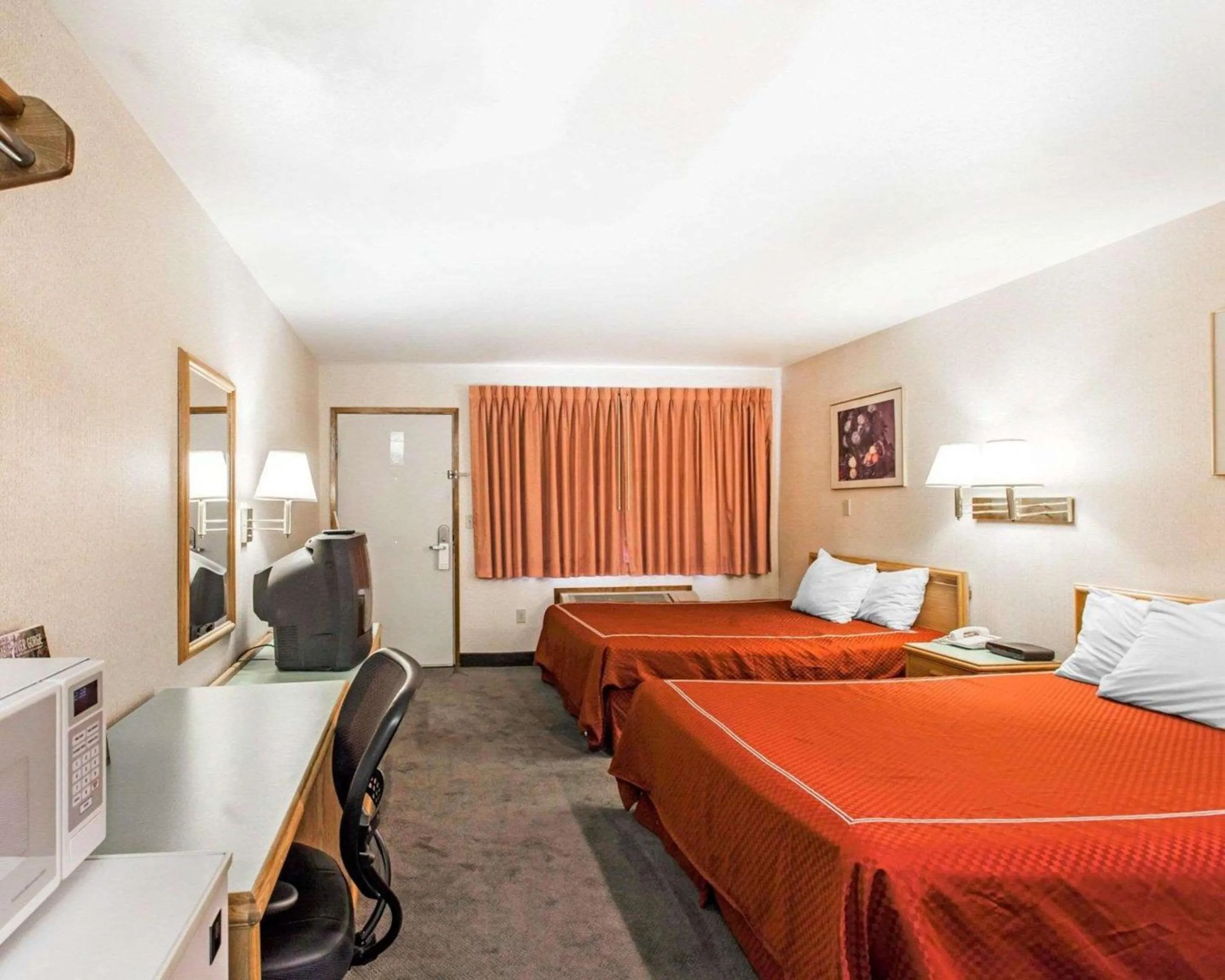 Photo of the whole room in Rodeway Inn Stevenson