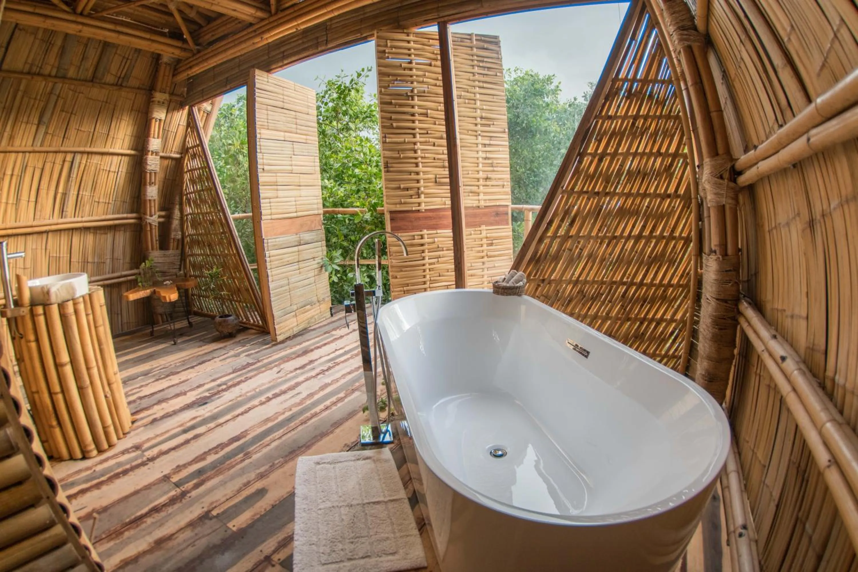 Bath in Mamasan Treehouses & Cabins