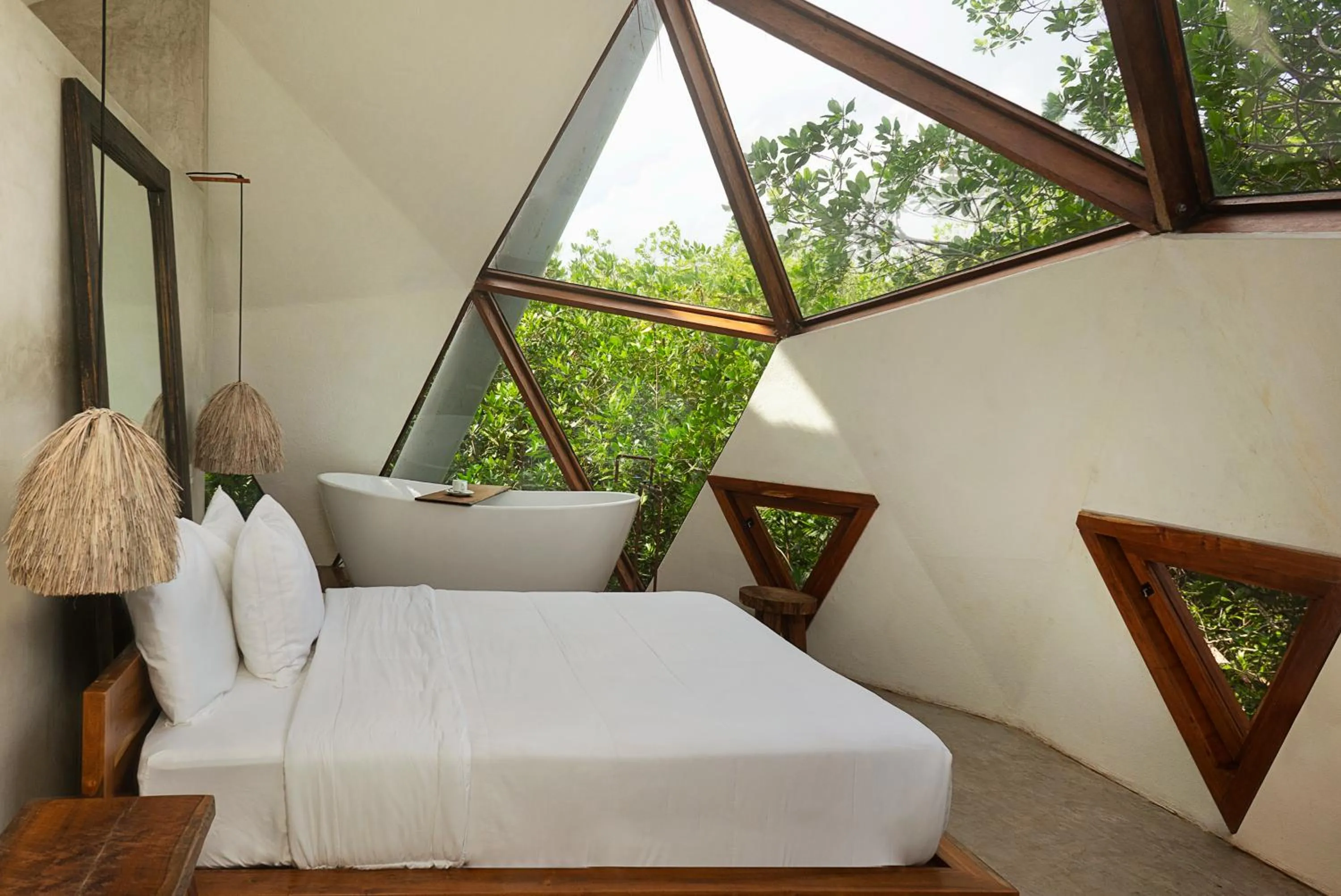 Bed in Mamasan Treehouses & Cabins