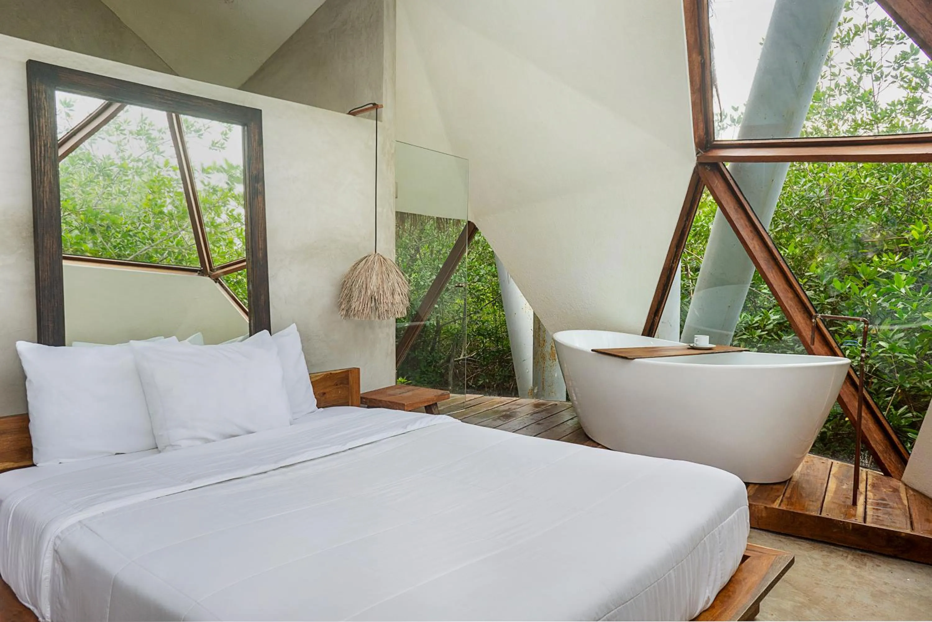 Bed in Mamasan Treehouses & Cabins