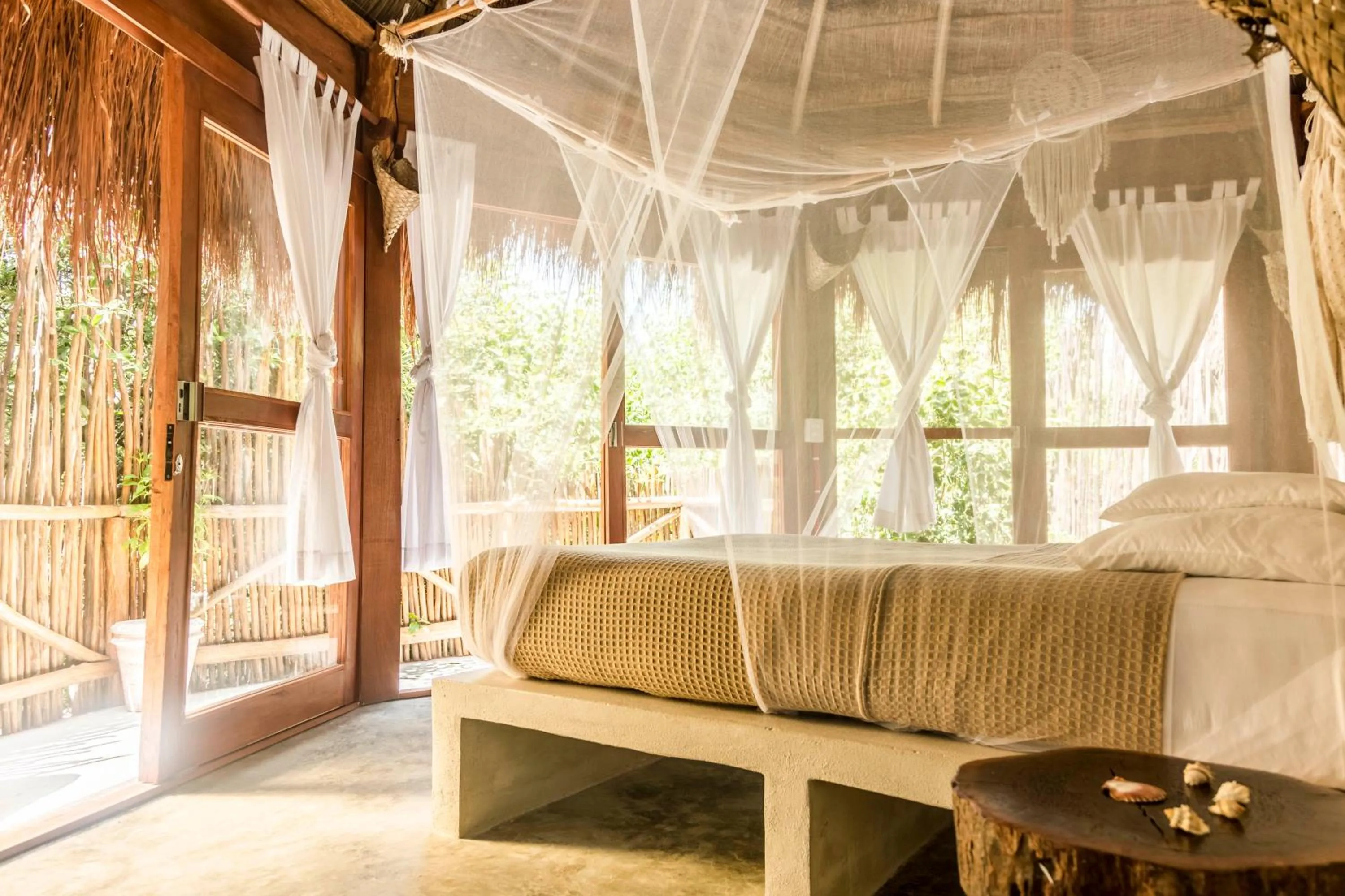 Bed in Mamasan Treehouses & Cabins