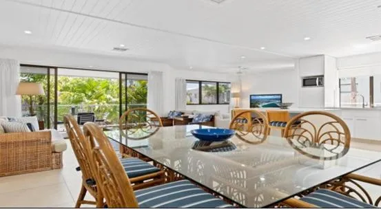 Dining area in Noosa Boutique Apartments & Elkhorn Villas