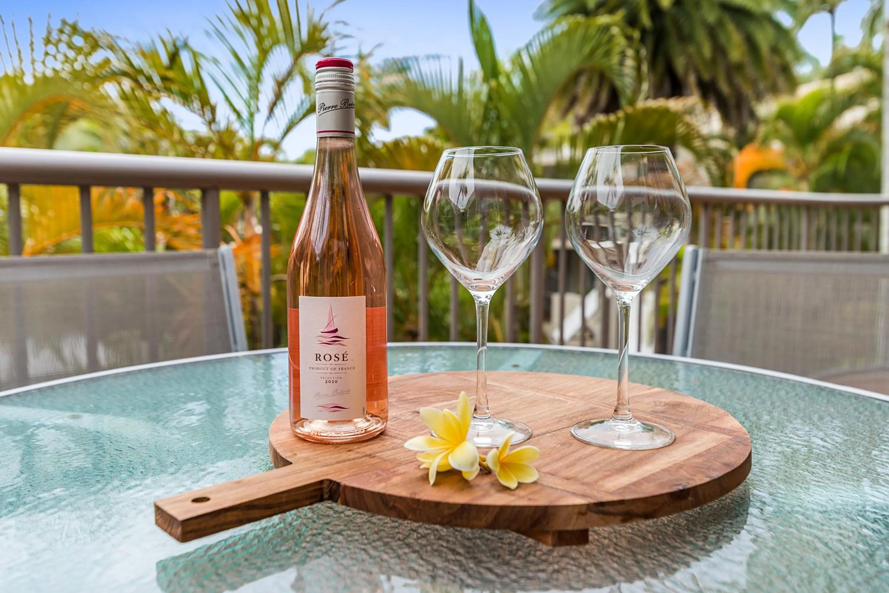 Drinks in Noosa Boutique Apartments & Elkhorn Villas