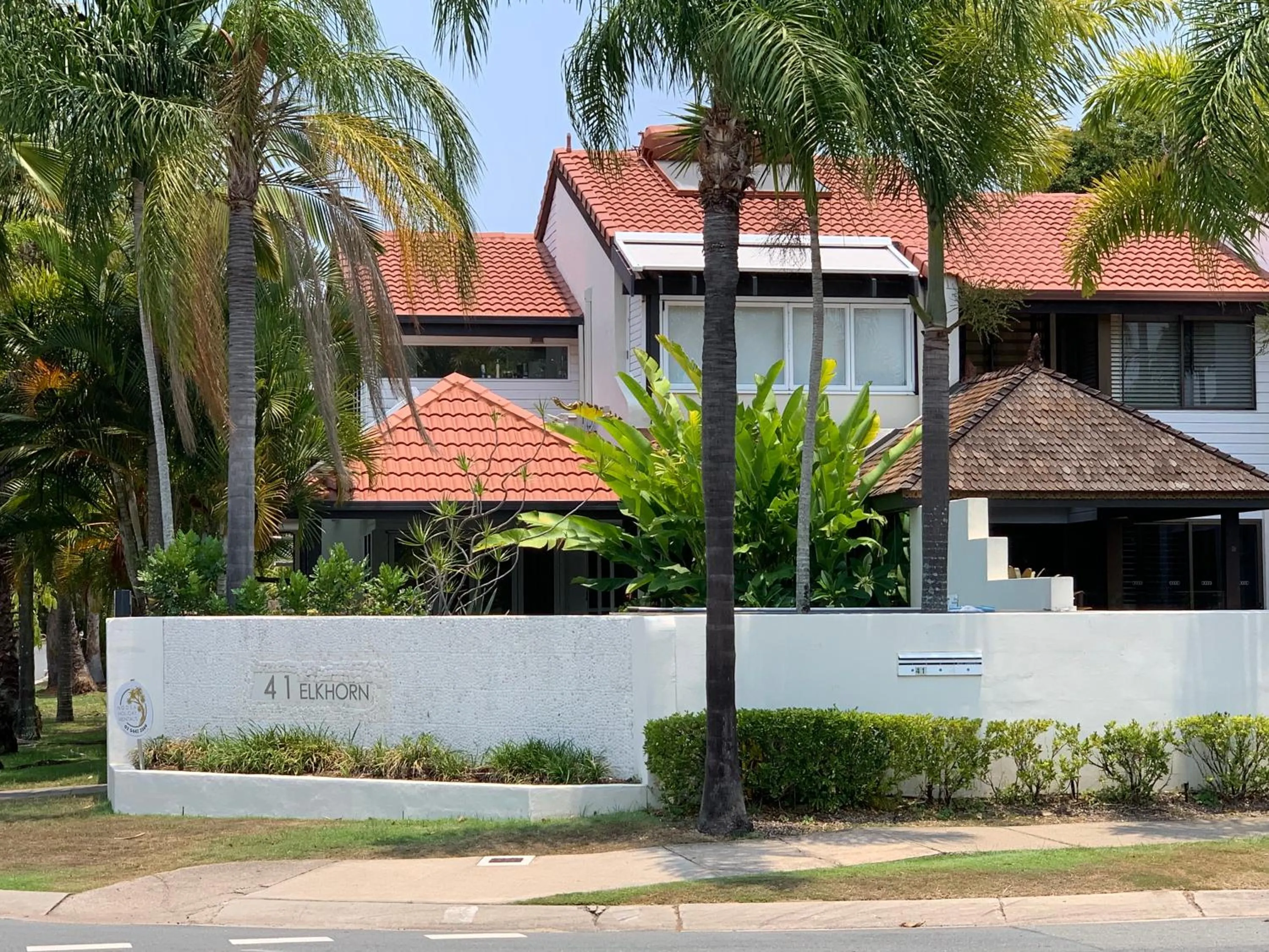 Property building in Noosa Boutique Apartments & Elkhorn Villas