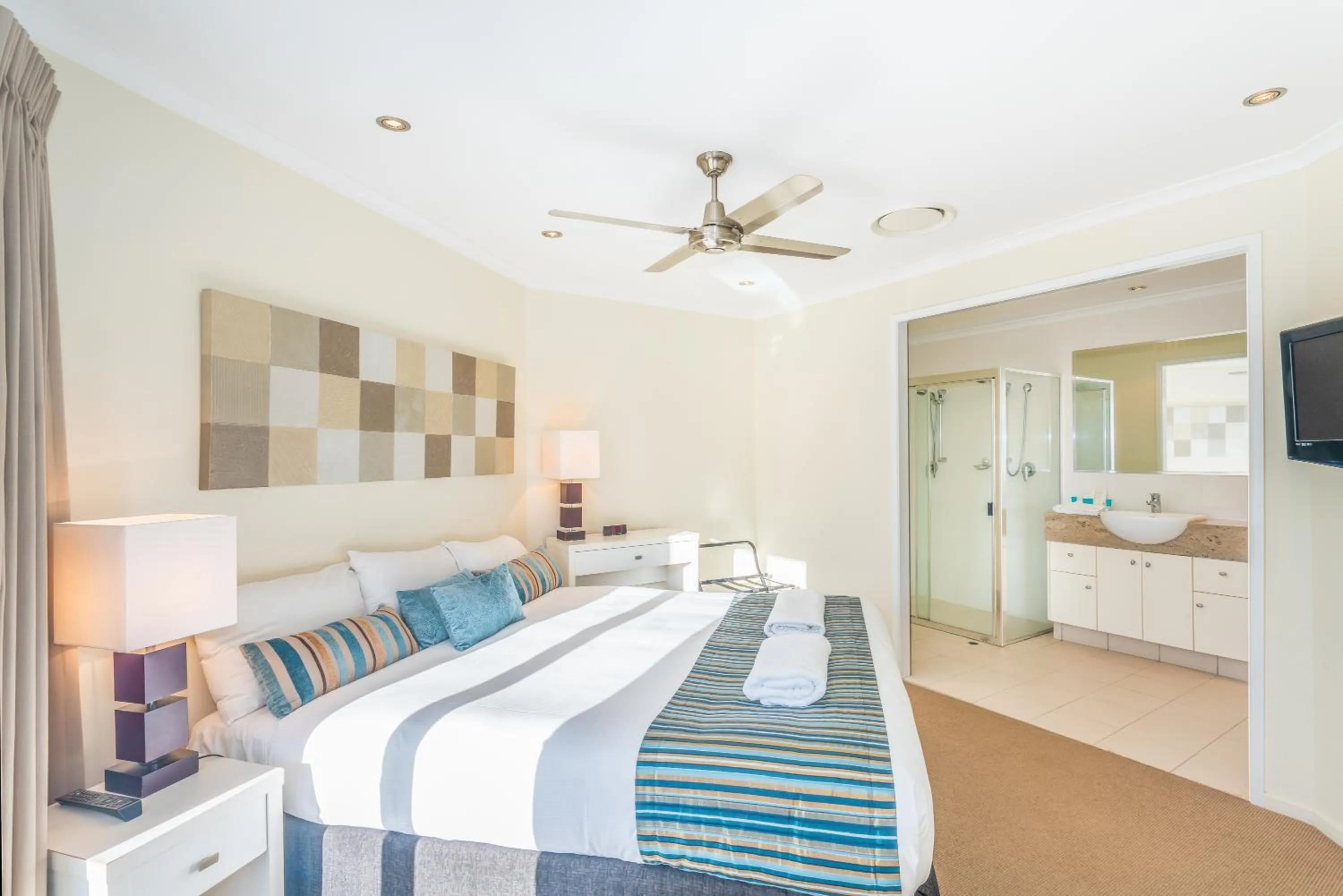 Photo of the whole room, Bed in Noosa Boutique Apartments & Elkhorn Villas
