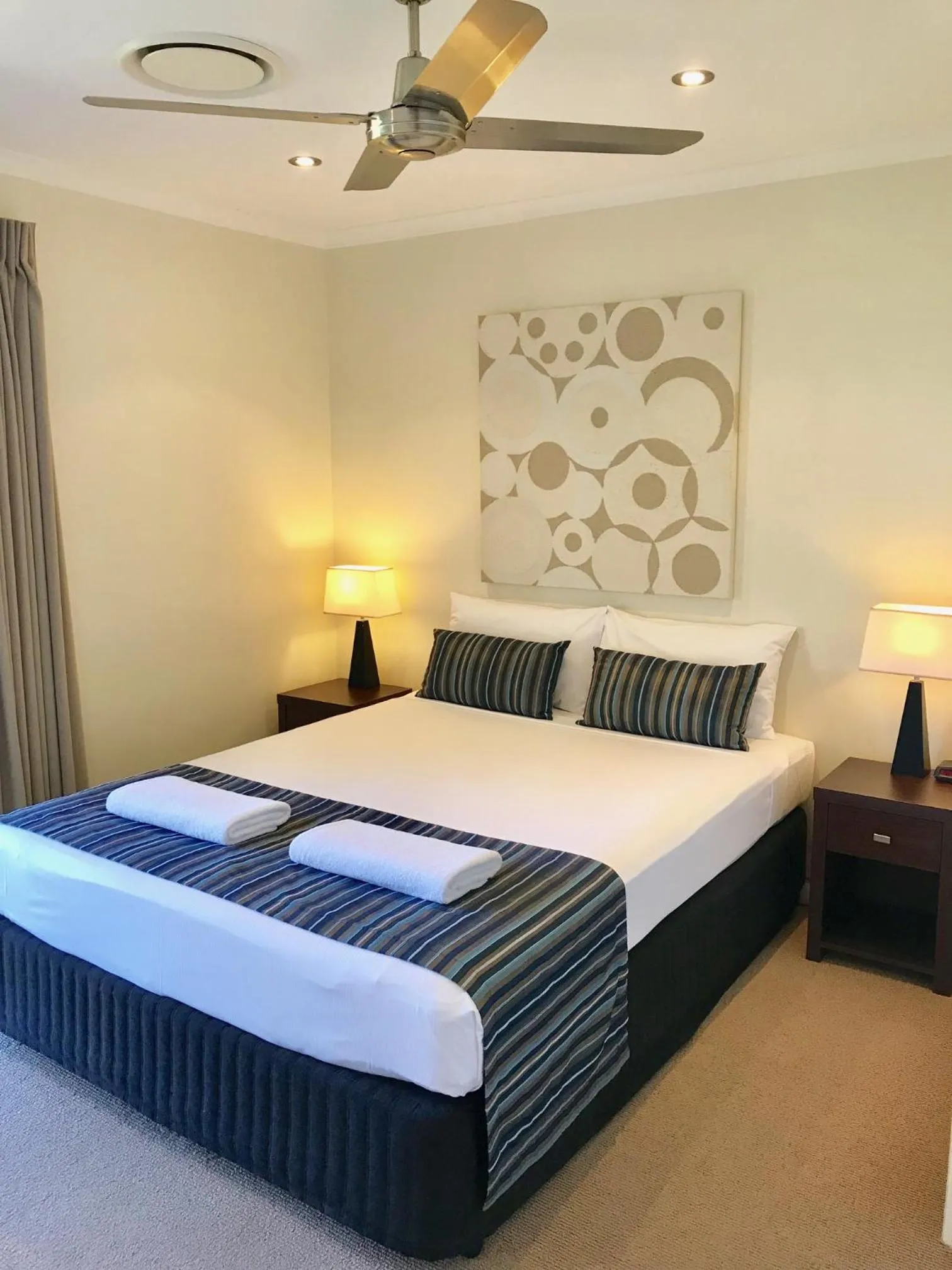 Food and drinks, Bed in Noosa Boutique Apartments & Elkhorn Villas