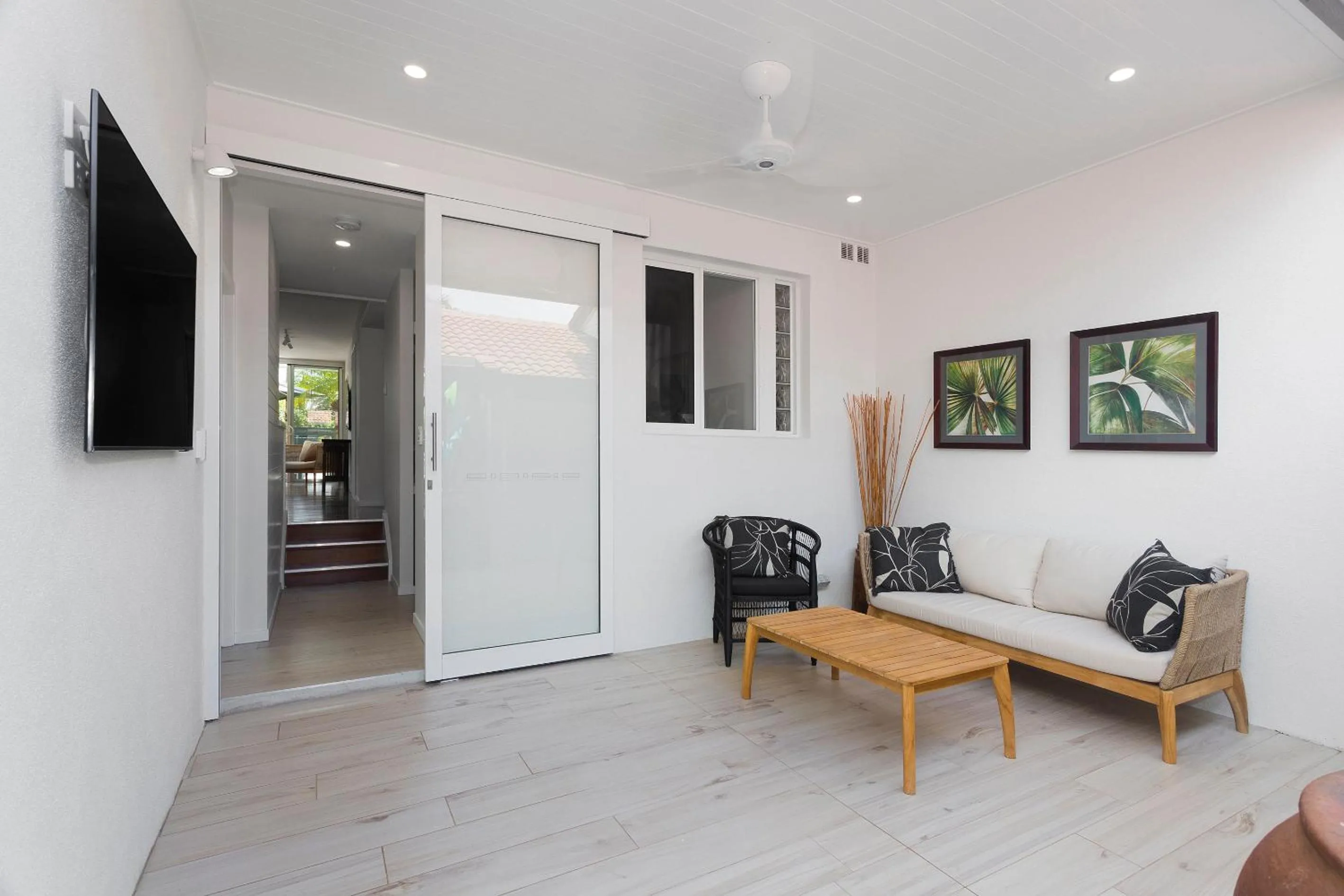 TV and multimedia in Noosa Boutique Apartments & Elkhorn Villas