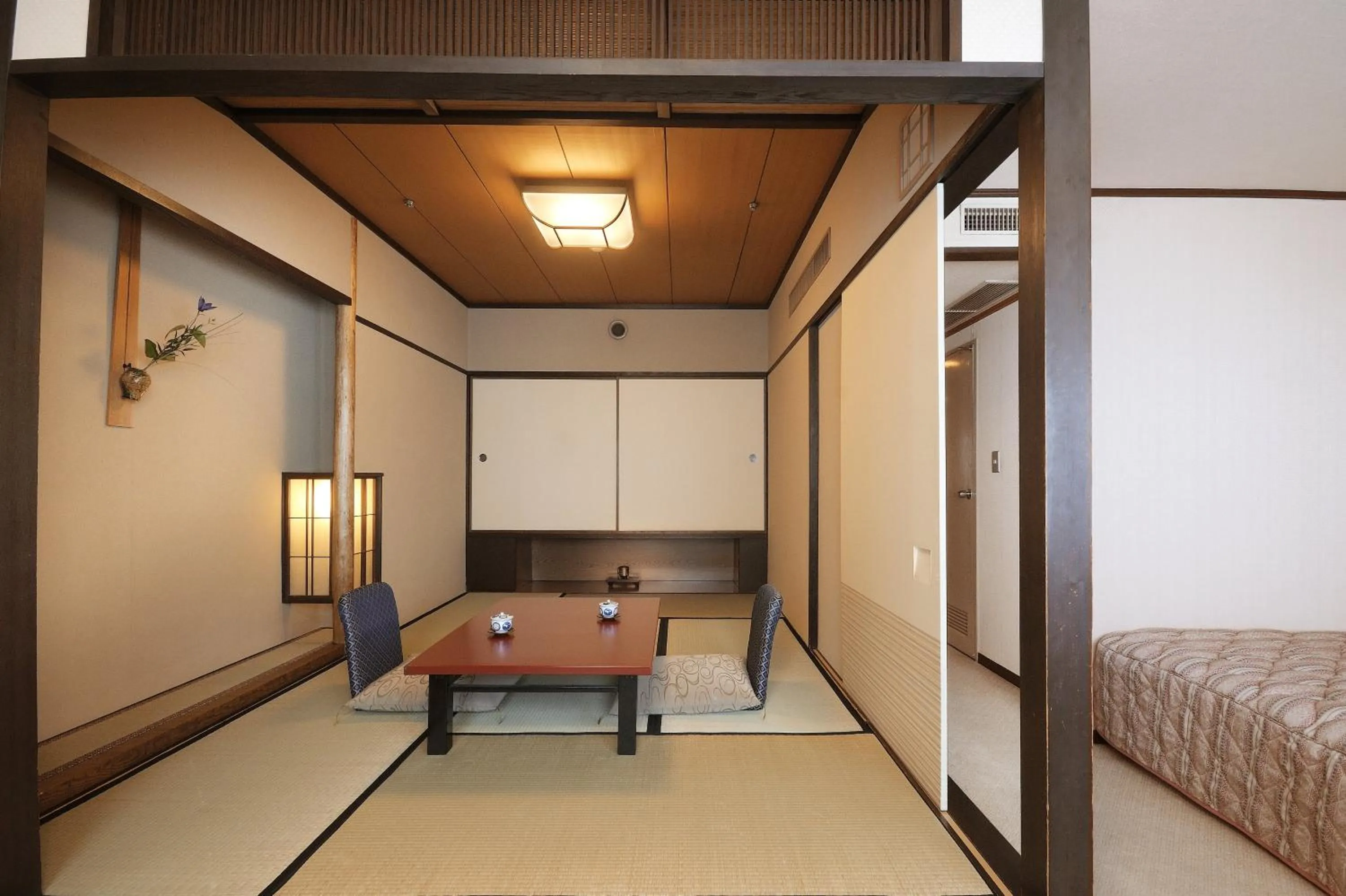 Photo of the whole room, Bed in Suimeikan