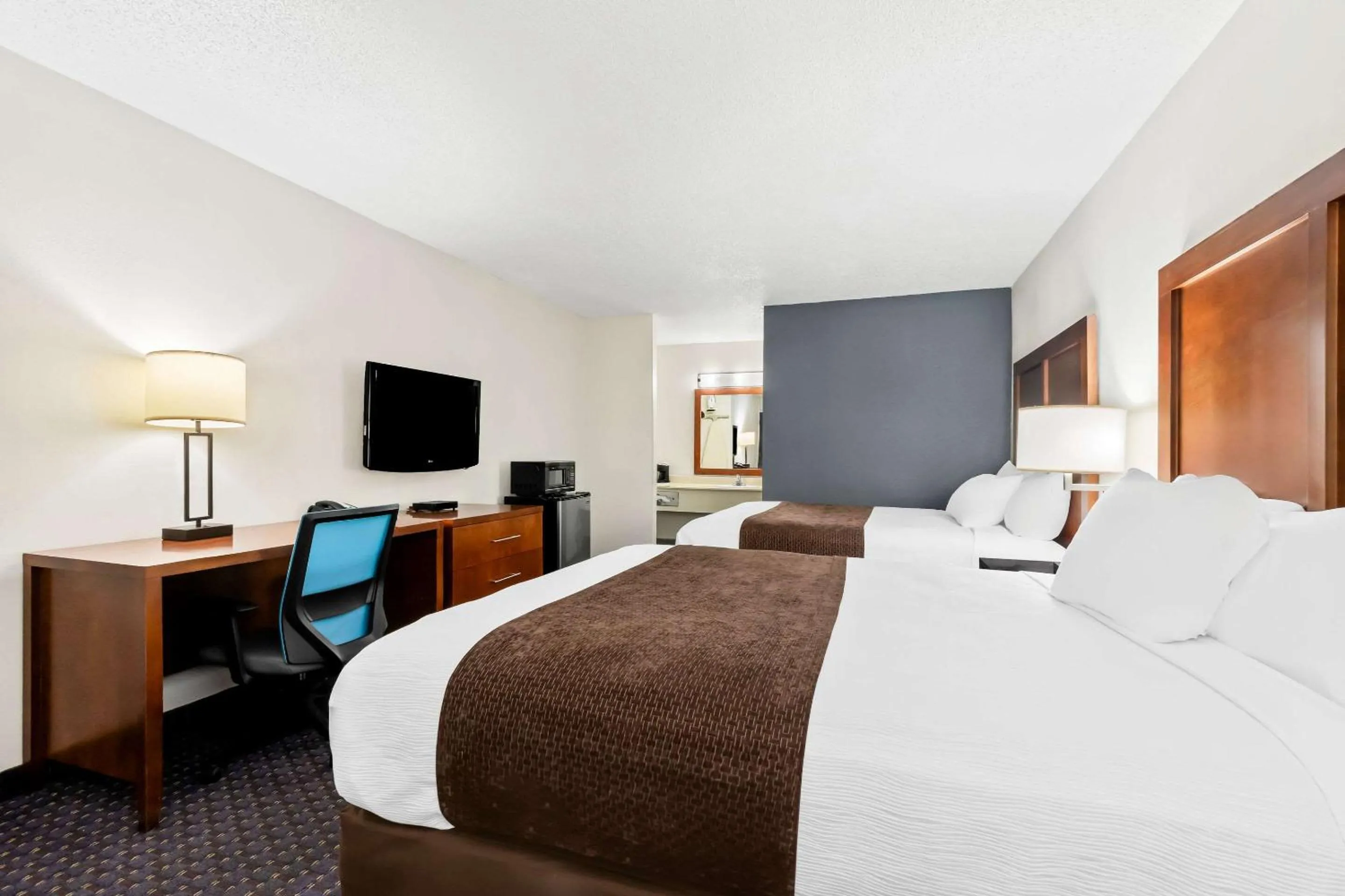 Bedroom, Bed in Rodeway Inn Dalton South