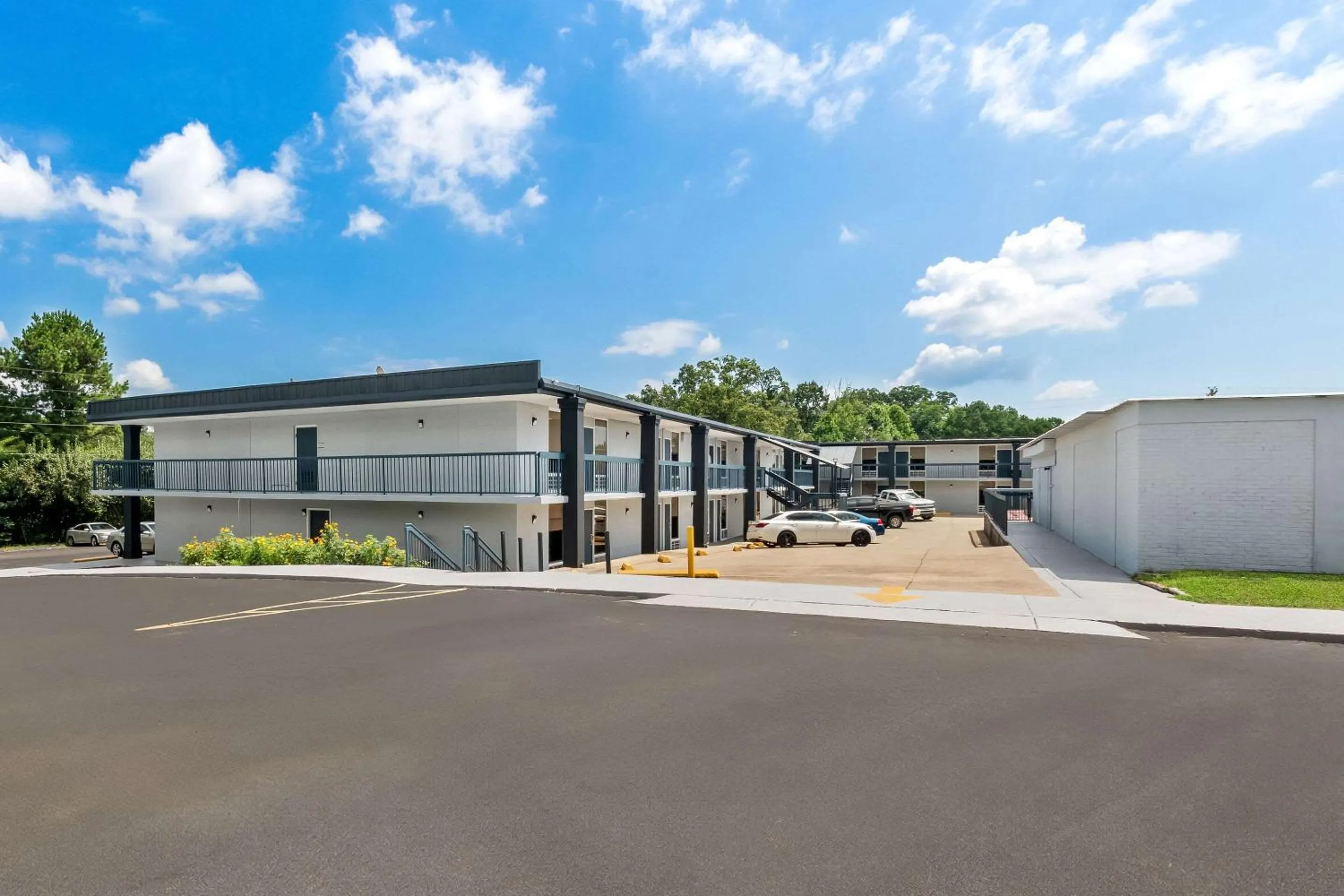 Property building in Rodeway Inn Dalton South