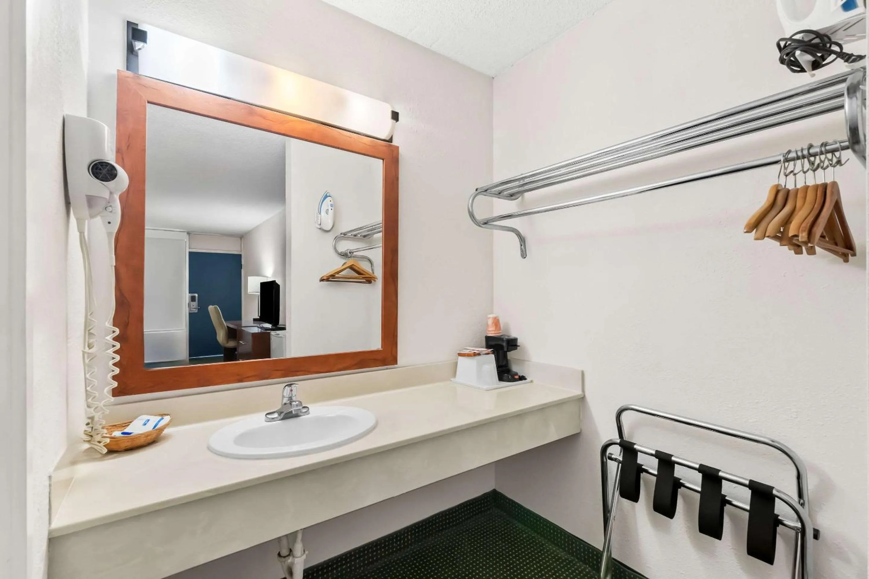 Bedroom in Rodeway Inn Dalton South