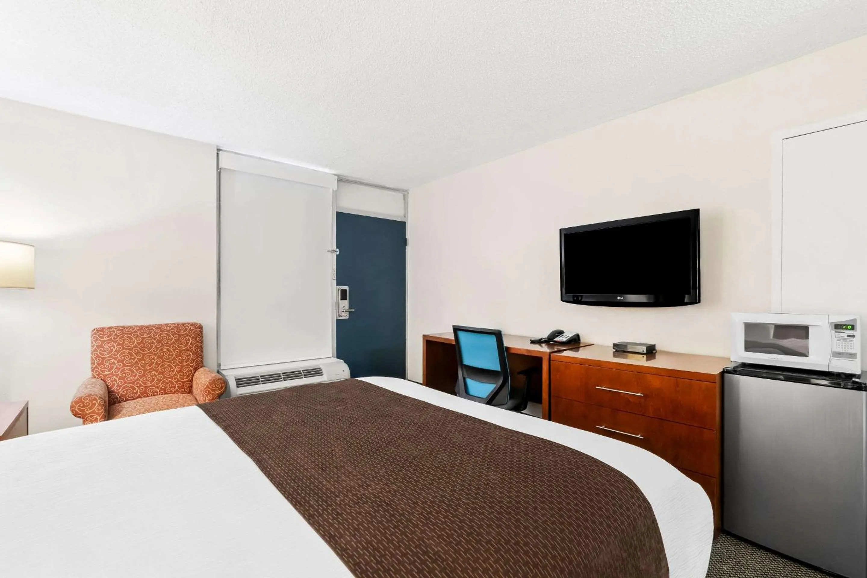 Bedroom, Bed in Rodeway Inn Dalton South