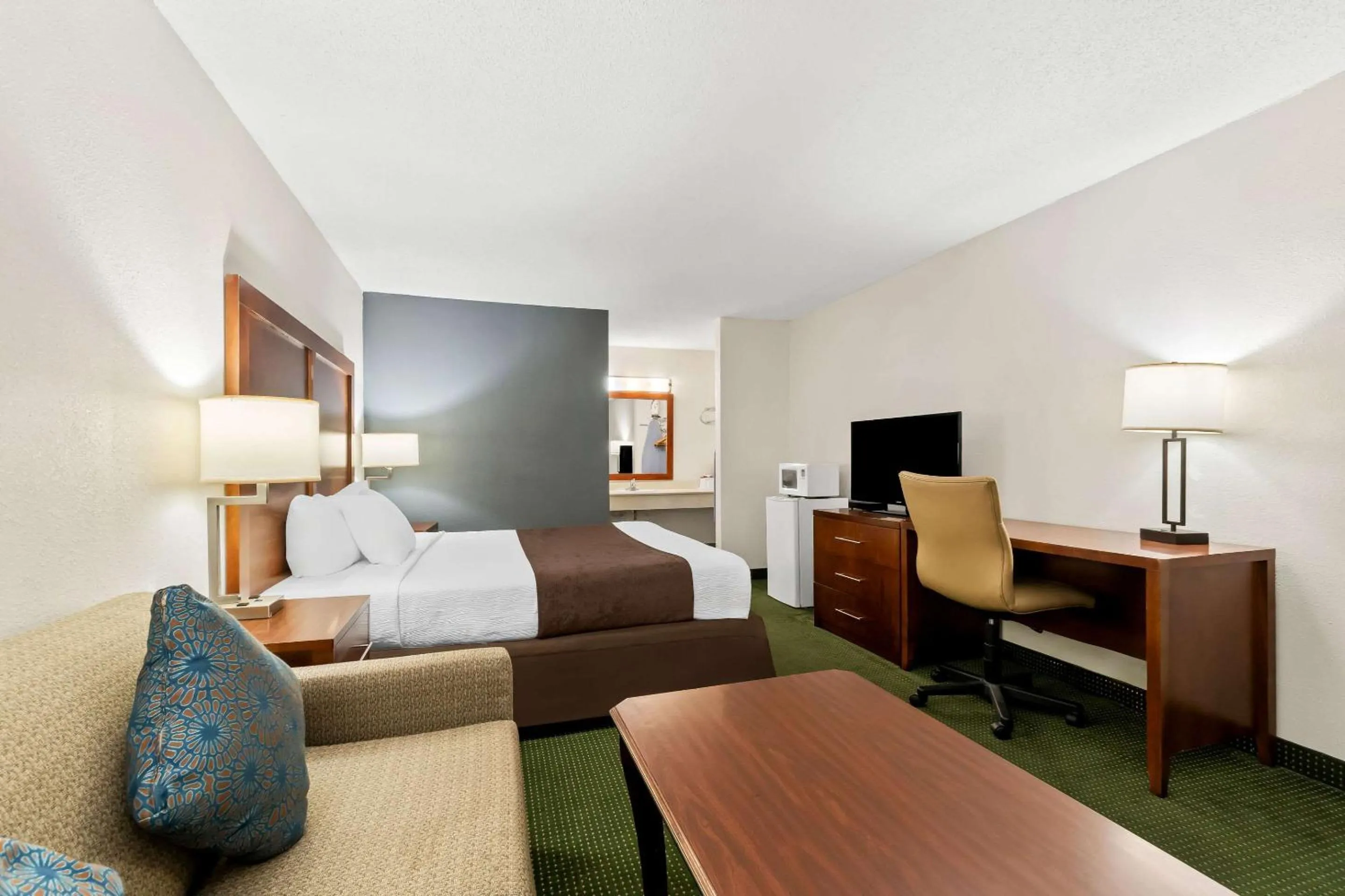 Bedroom, Bed in Rodeway Inn Dalton South