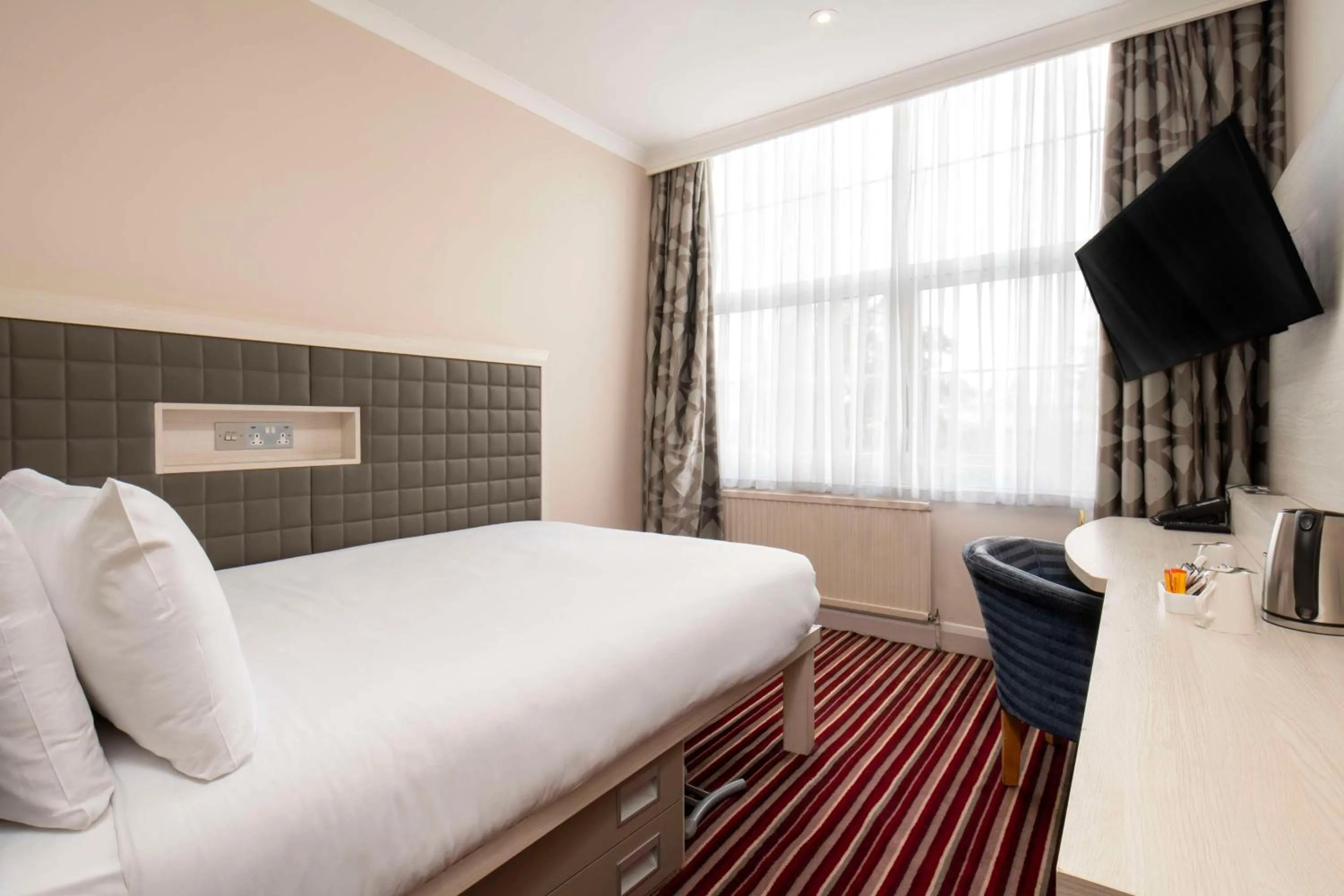 Bedroom, Bed in London Croydon Aerodrome Hotel, BW Signature Collection