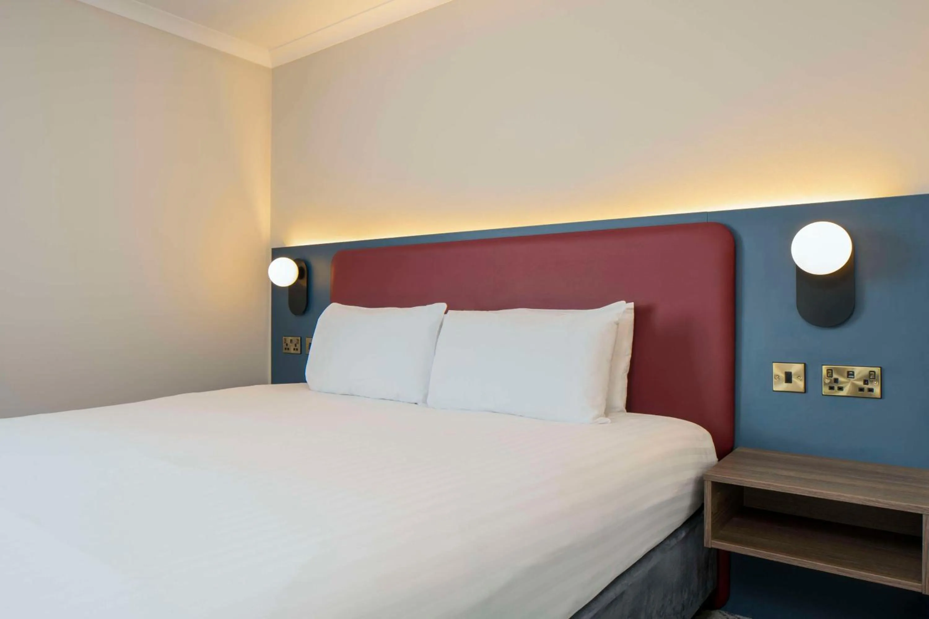 Bedroom, Bed in London Croydon Aerodrome Hotel, BW Signature Collection