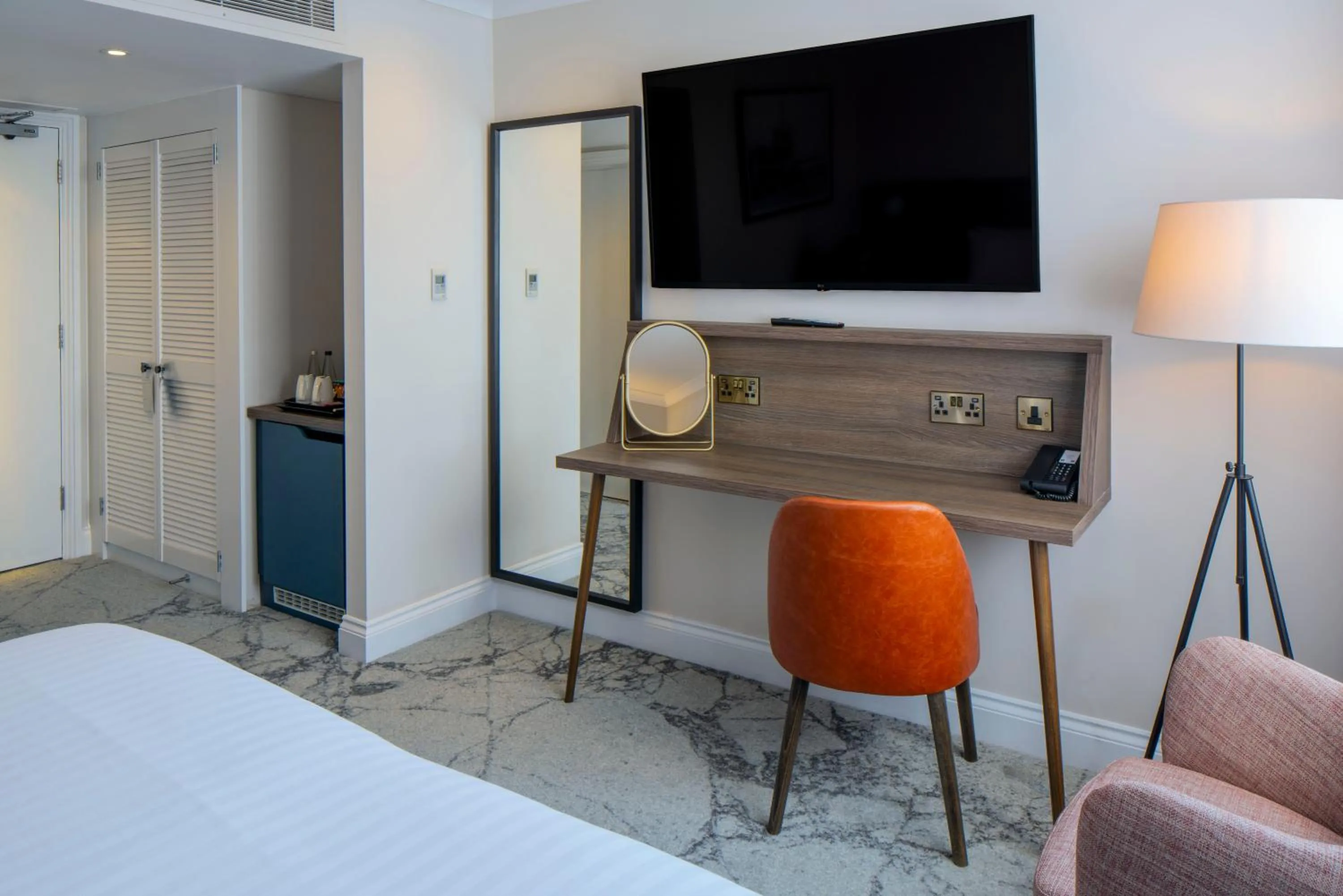 TV and multimedia, Bed in London Croydon Aerodrome Hotel, BW Signature Collection