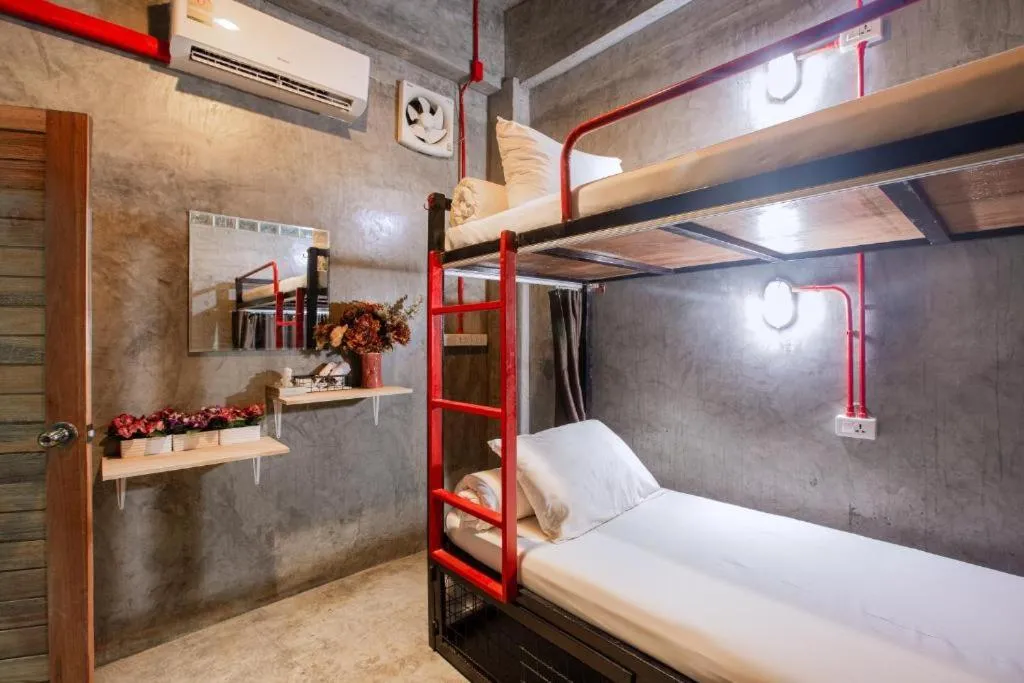 bunk bed, Bed in Sleeper Hostel