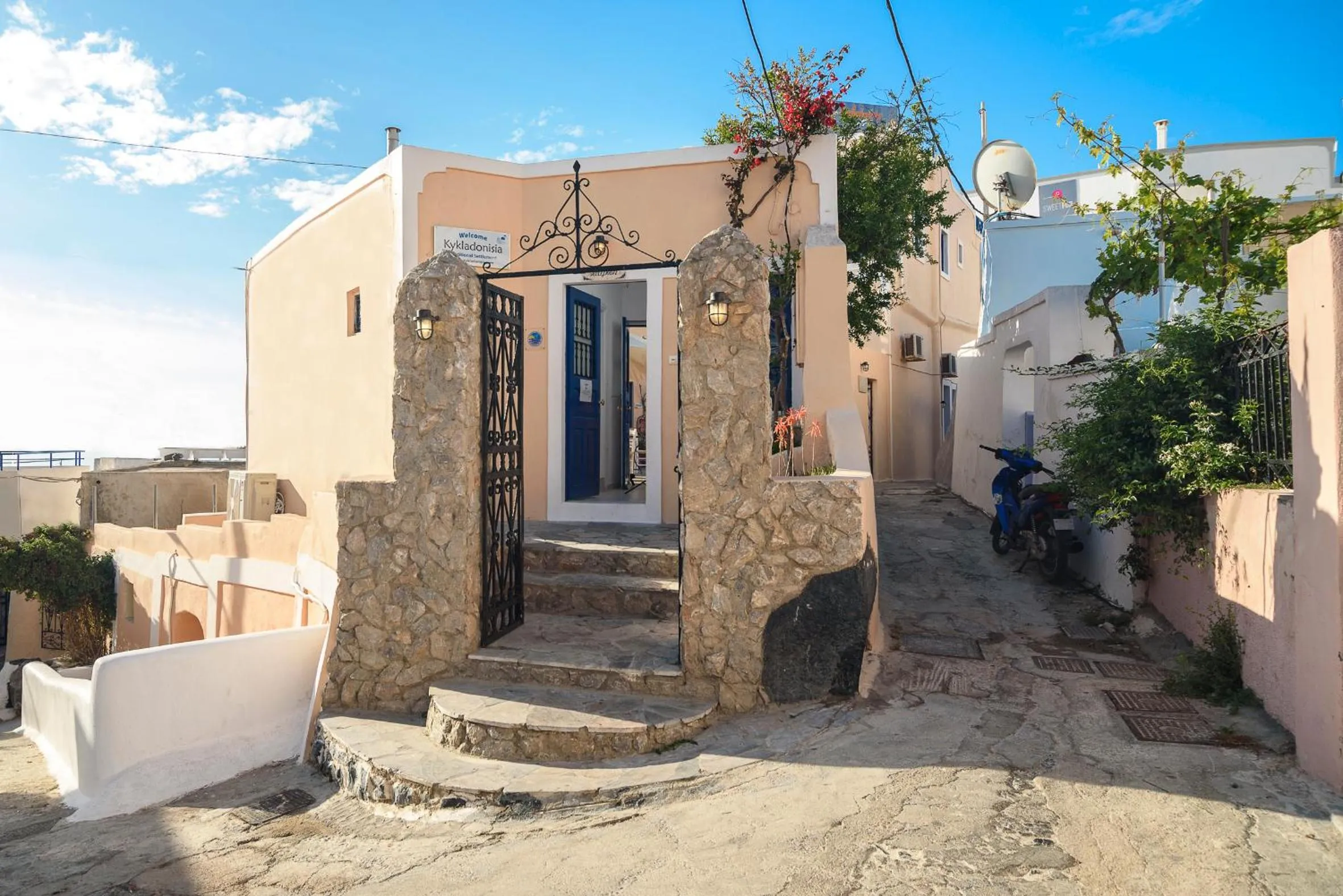Facade/entrance in Kykladonisia Traditional Settlement