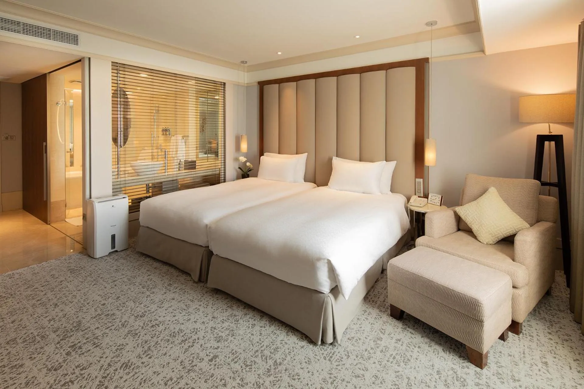 Photo of the whole room, Bed in Hotel Royal-Nikko Taipei