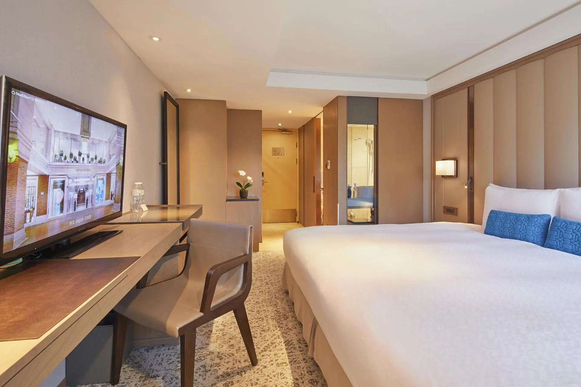 Photo of the whole room, Bed in Hotel Royal-Nikko Taipei