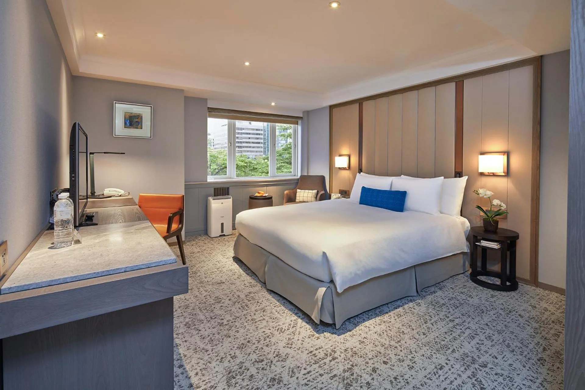 Photo of the whole room, Bed in Hotel Royal-Nikko Taipei