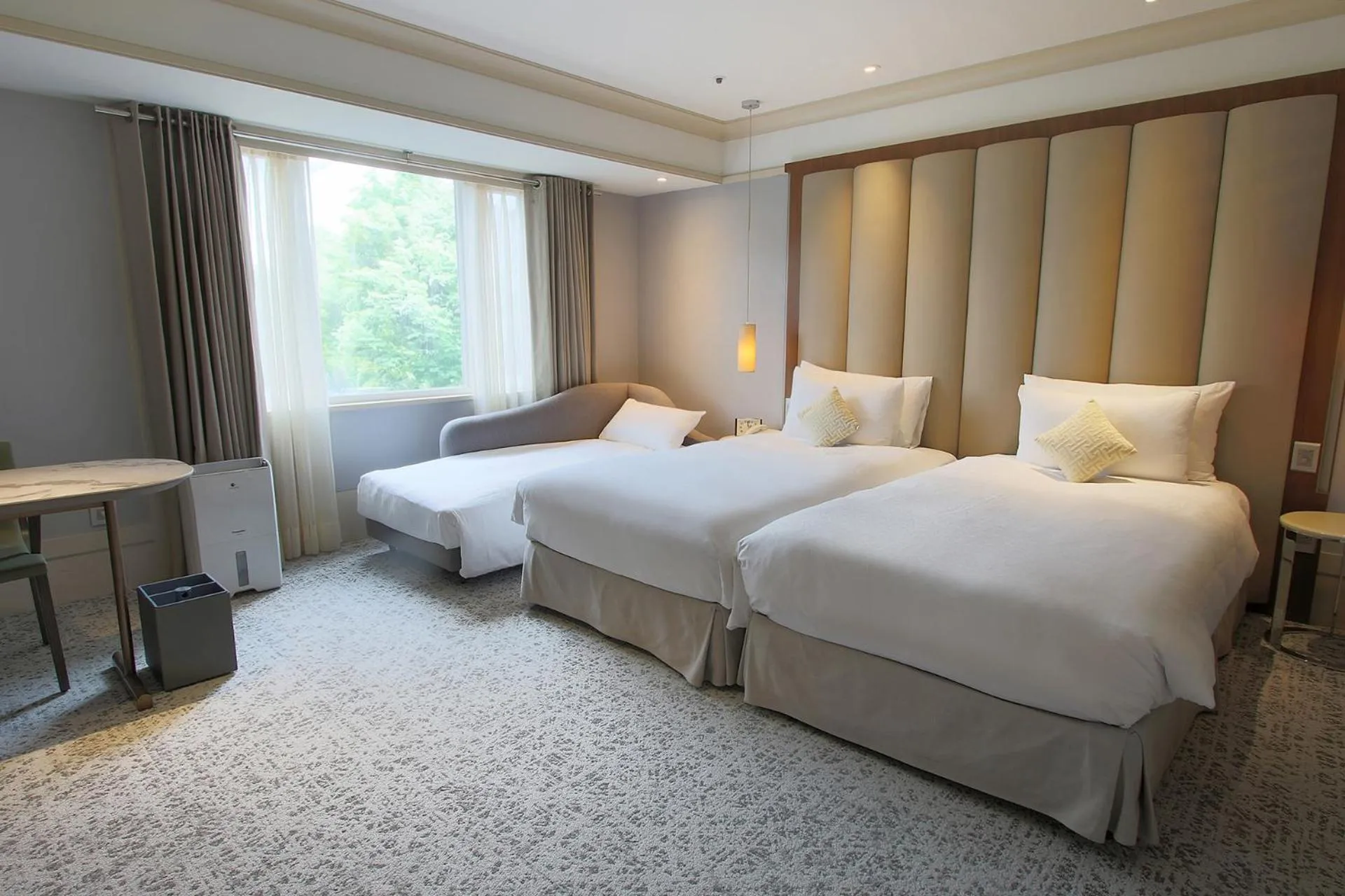 Photo of the whole room, Bed in Hotel Royal-Nikko Taipei