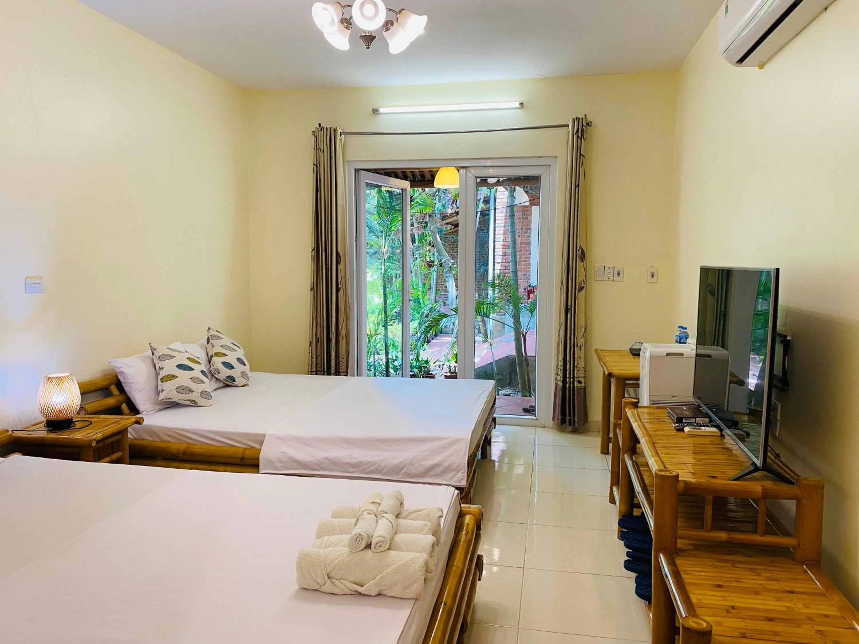 Communal lounge/ TV room, Bed in Ngoc Linh Villas