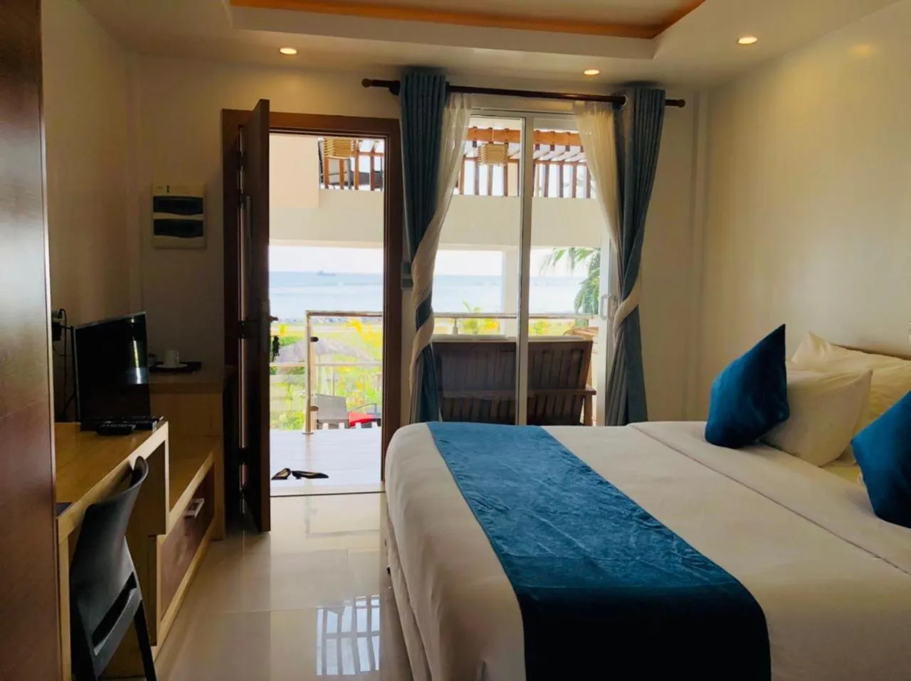 Photo of the whole room, Bed in Reef Edge Thulusdhoo, Maldives