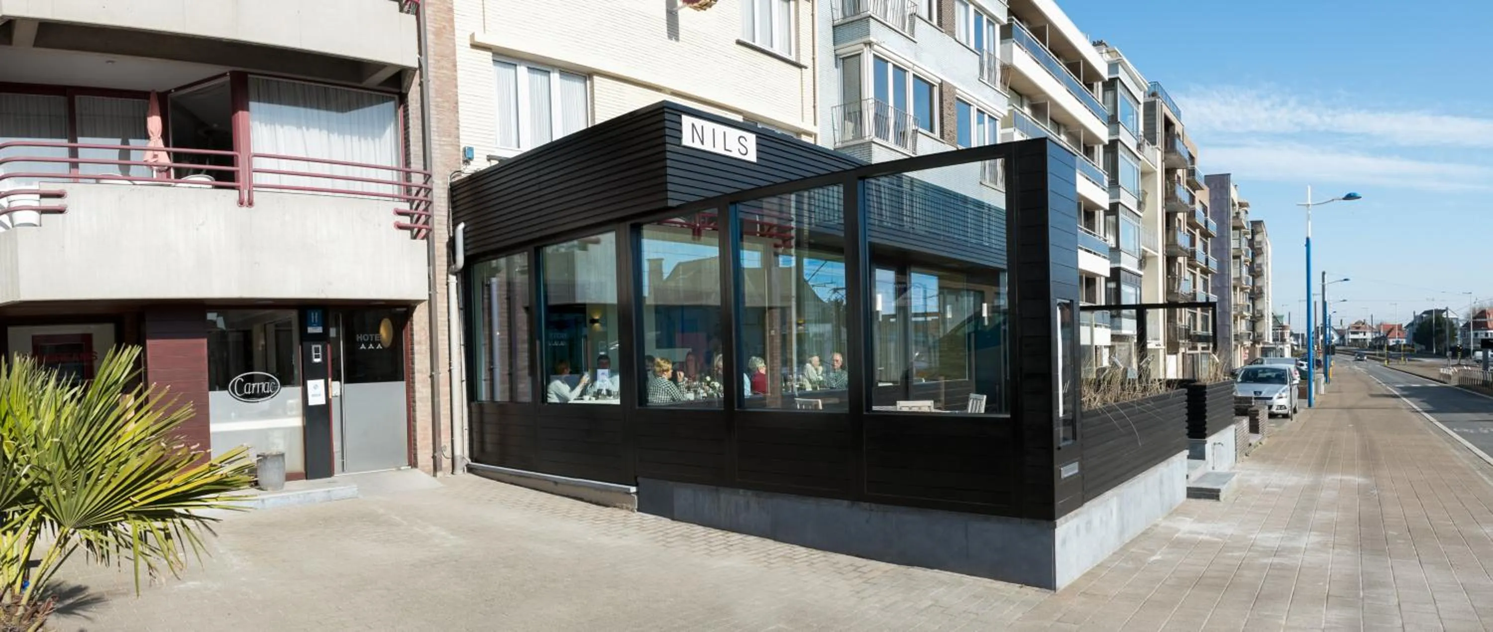 Facade/entrance in Hotel Carnac