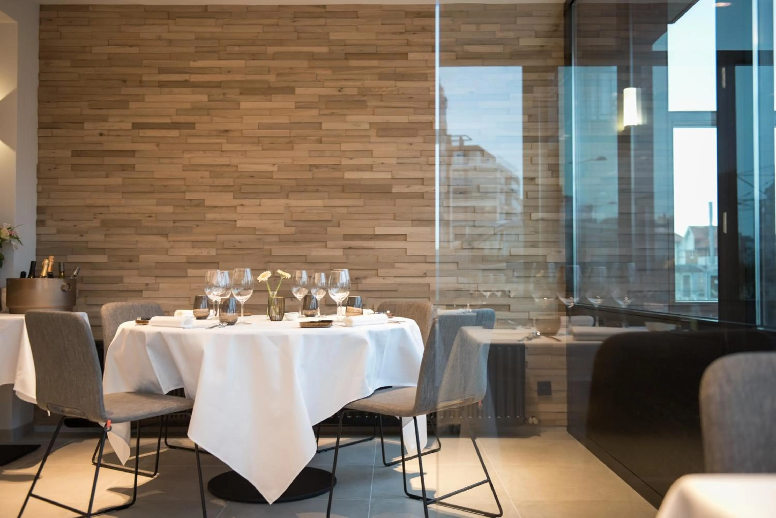 Restaurant/places to eat in Hotel Carnac