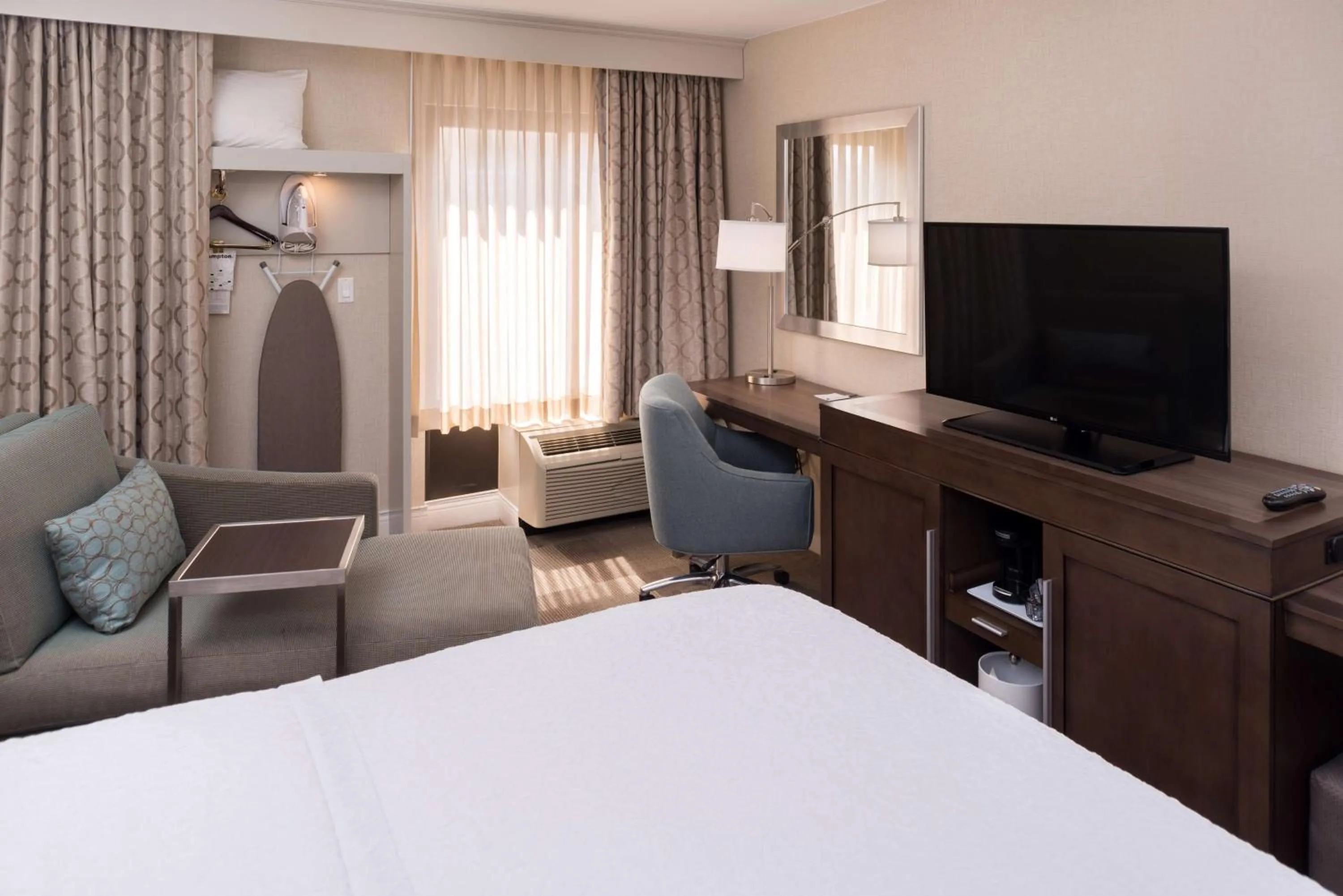 Bed in Hampton Inn Los Angeles-West Covina