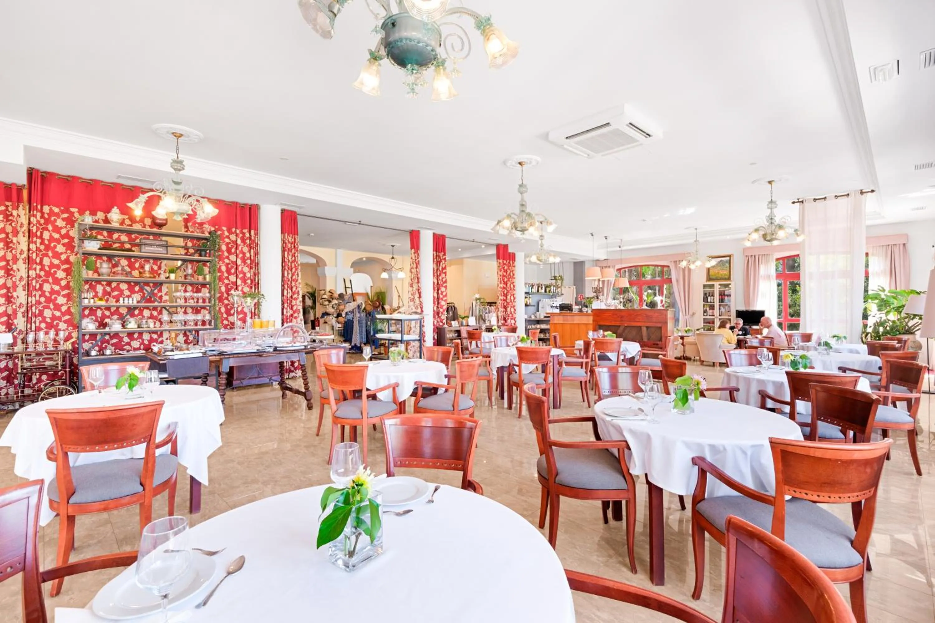 Restaurant/places to eat in Hotel Ciutat Jardi