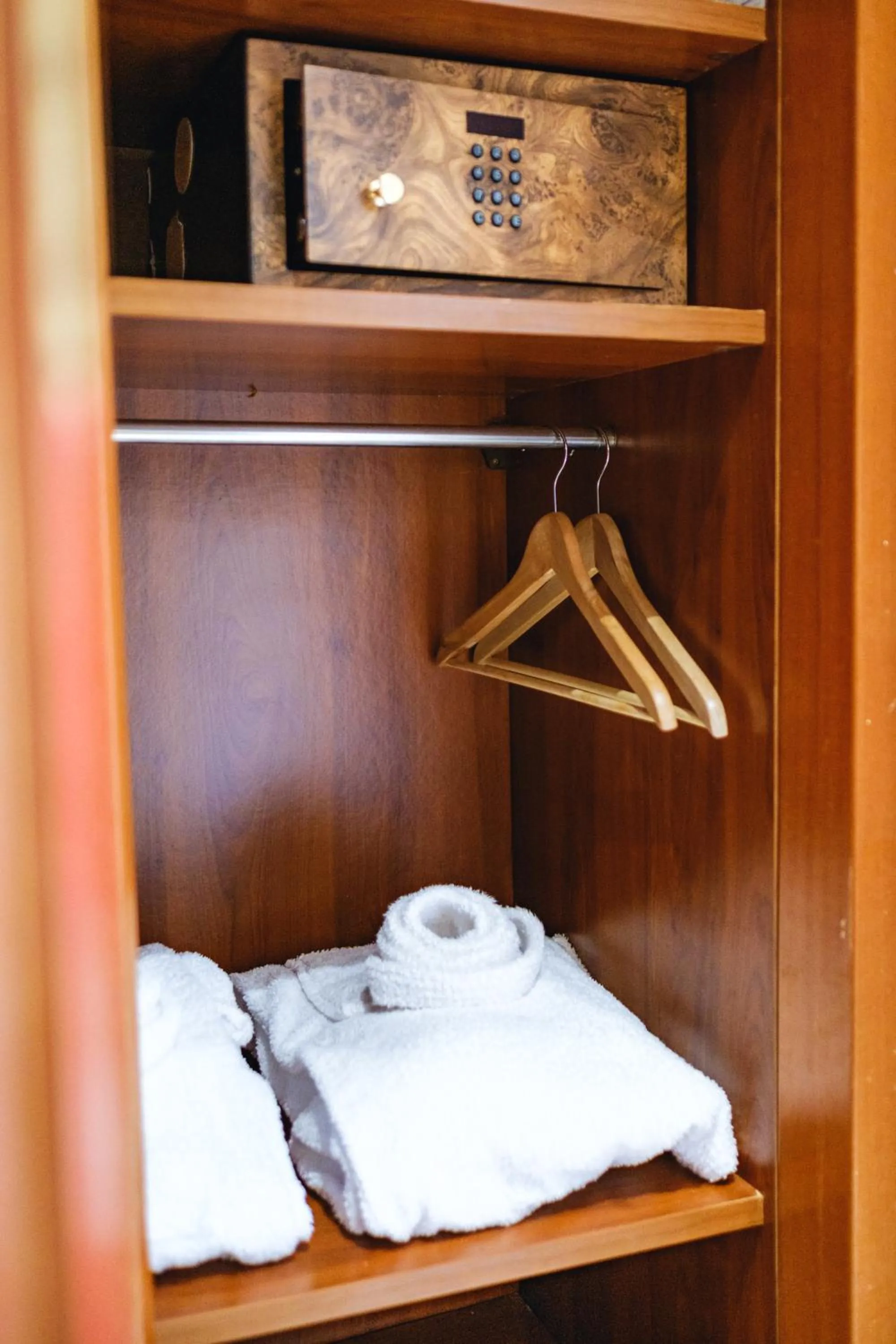 wardrobe in Hotel Ciutat Jardi