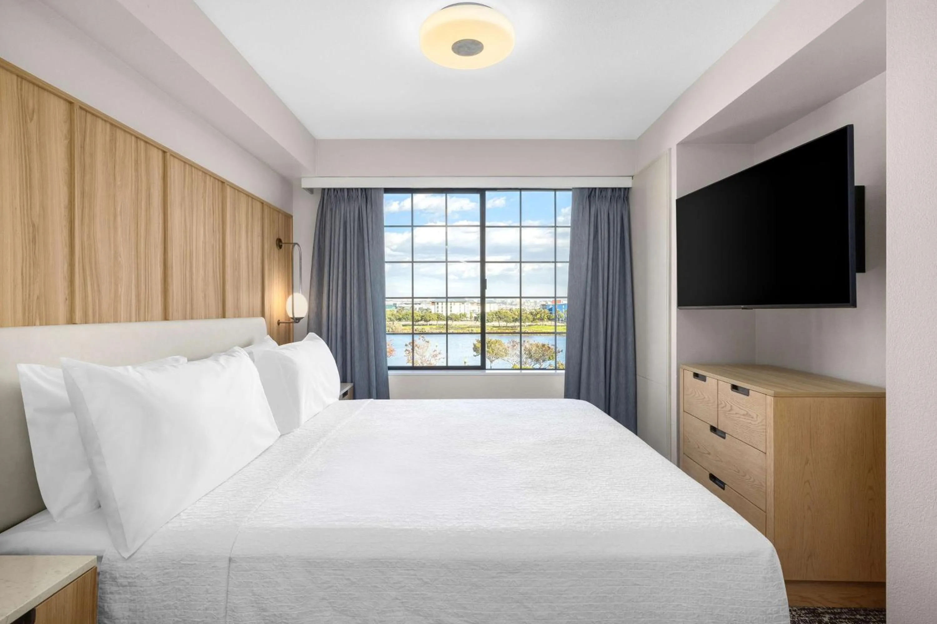 Bed in Homewood Suites by Hilton San Diego Airport-Liberty Station