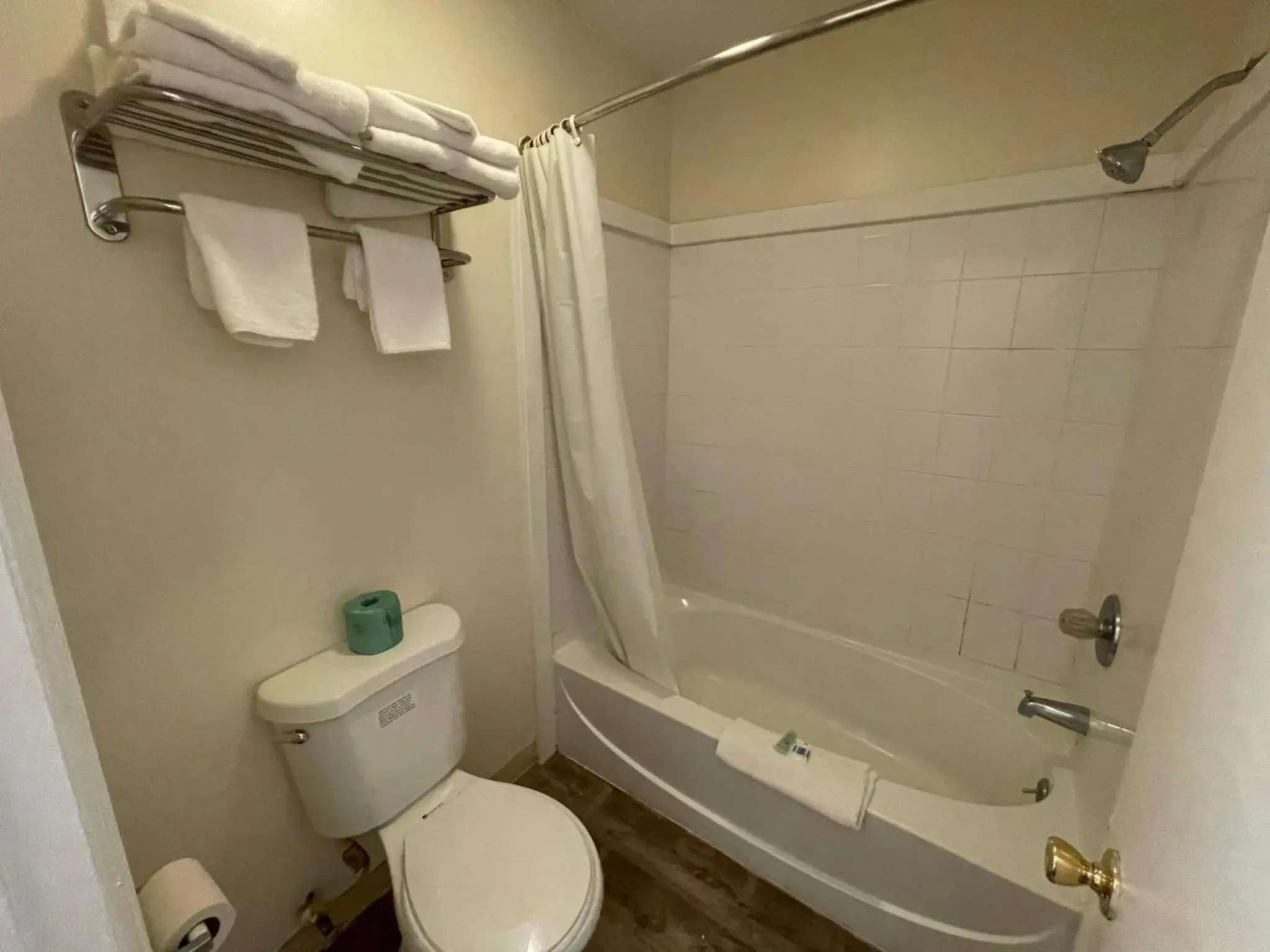 Double Room with Two Double Beds - Non-Smoking in Tourist Inn Double Room with Two Double Beds - Non-Smoking in Tourist Inn