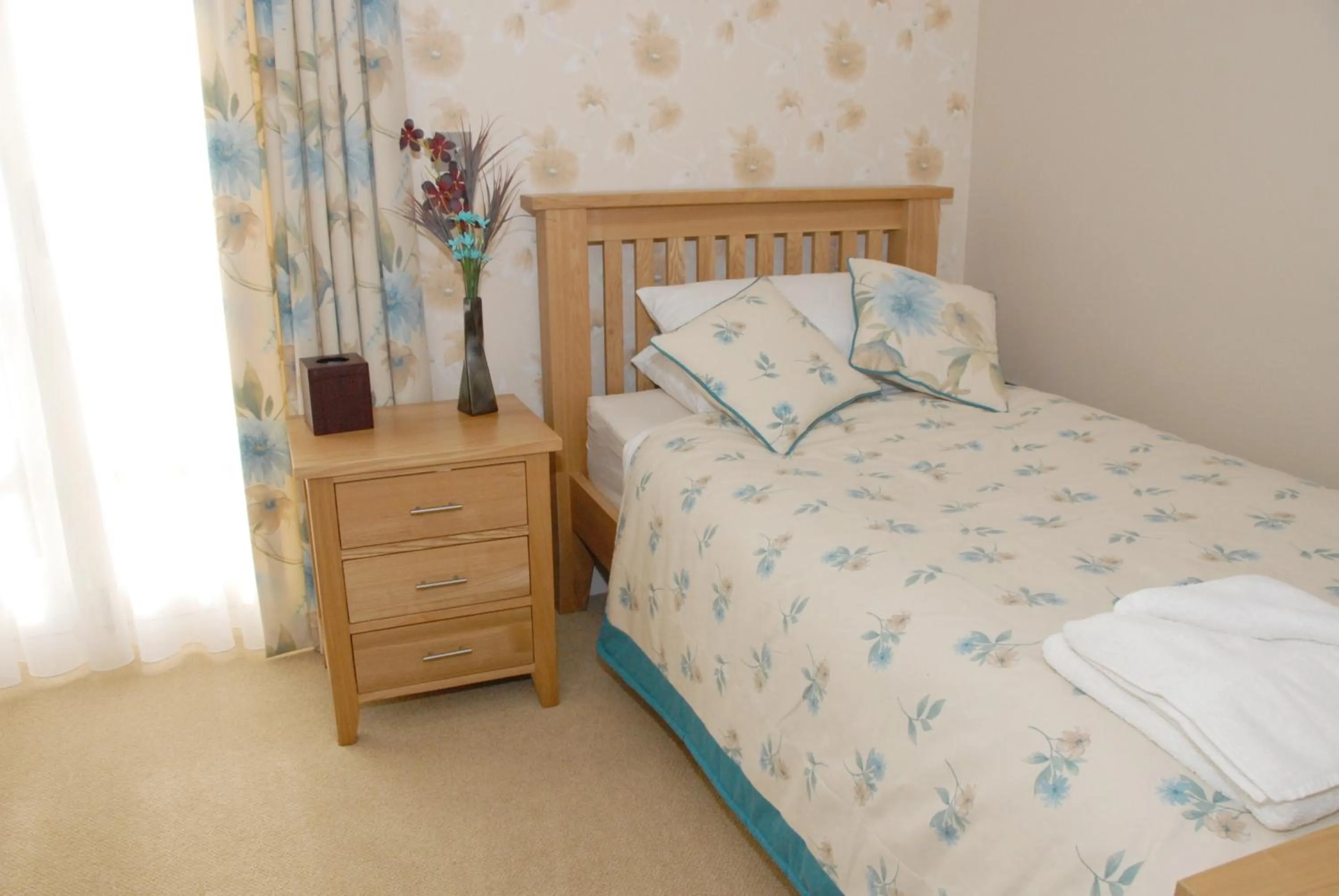 Photo of the whole room, Bed in The Carlton