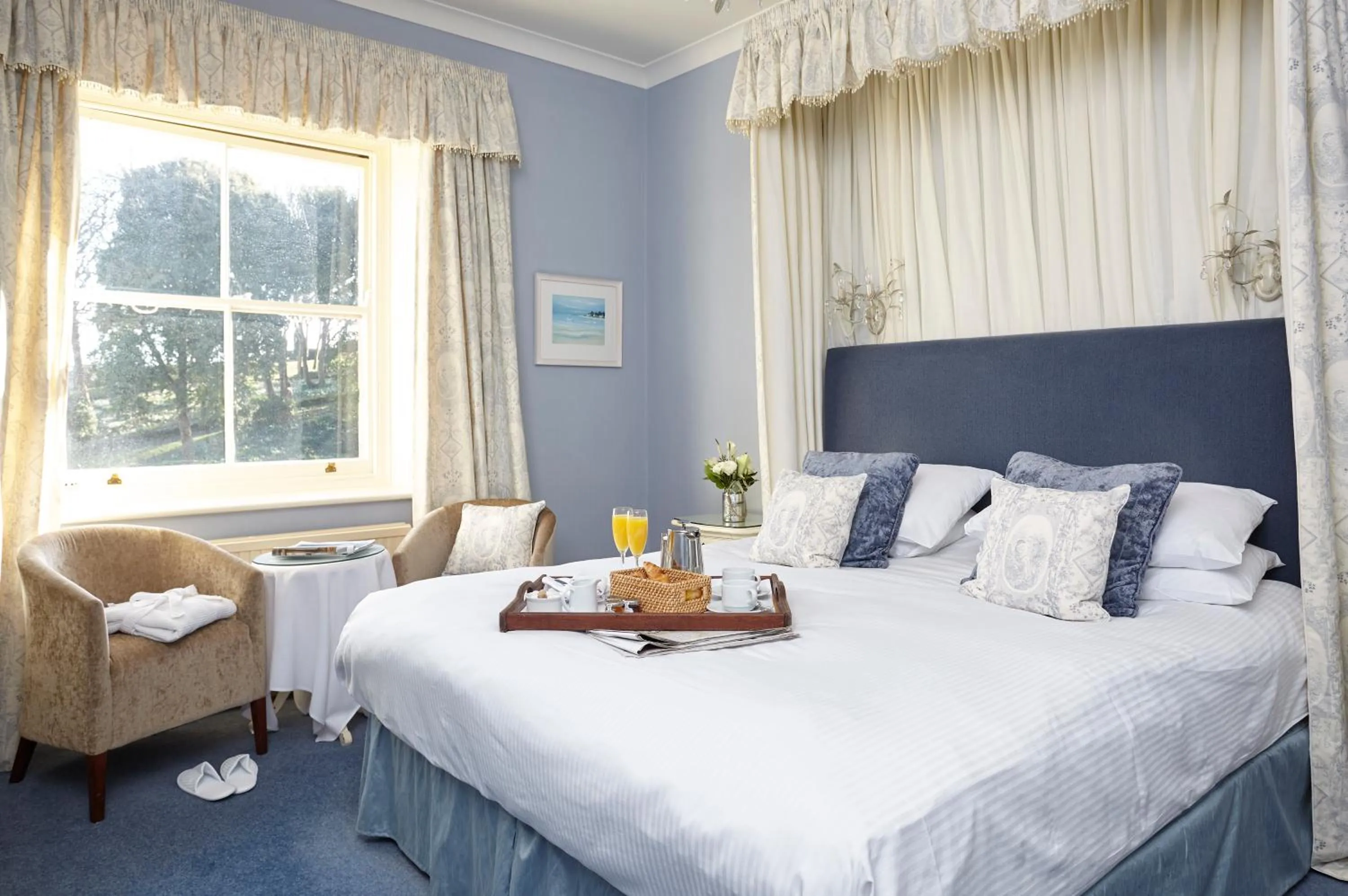 Bedroom, Bed in The Royal Hotel