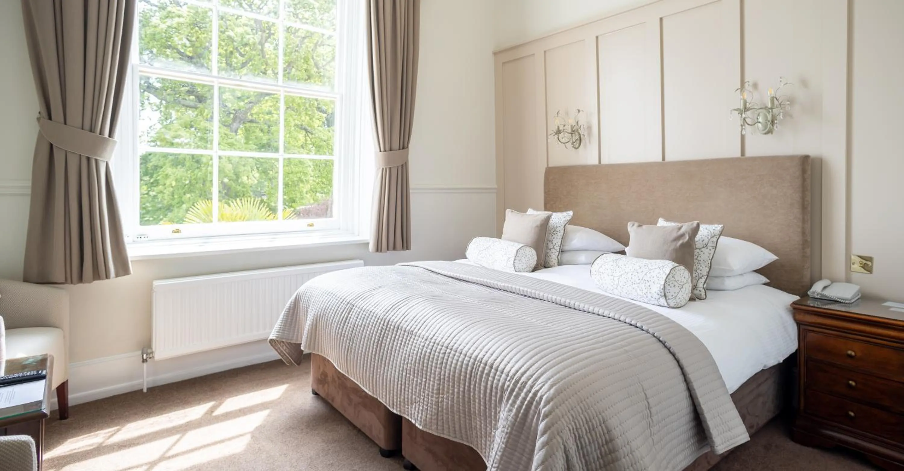 Bedroom, Bed in The Royal Hotel