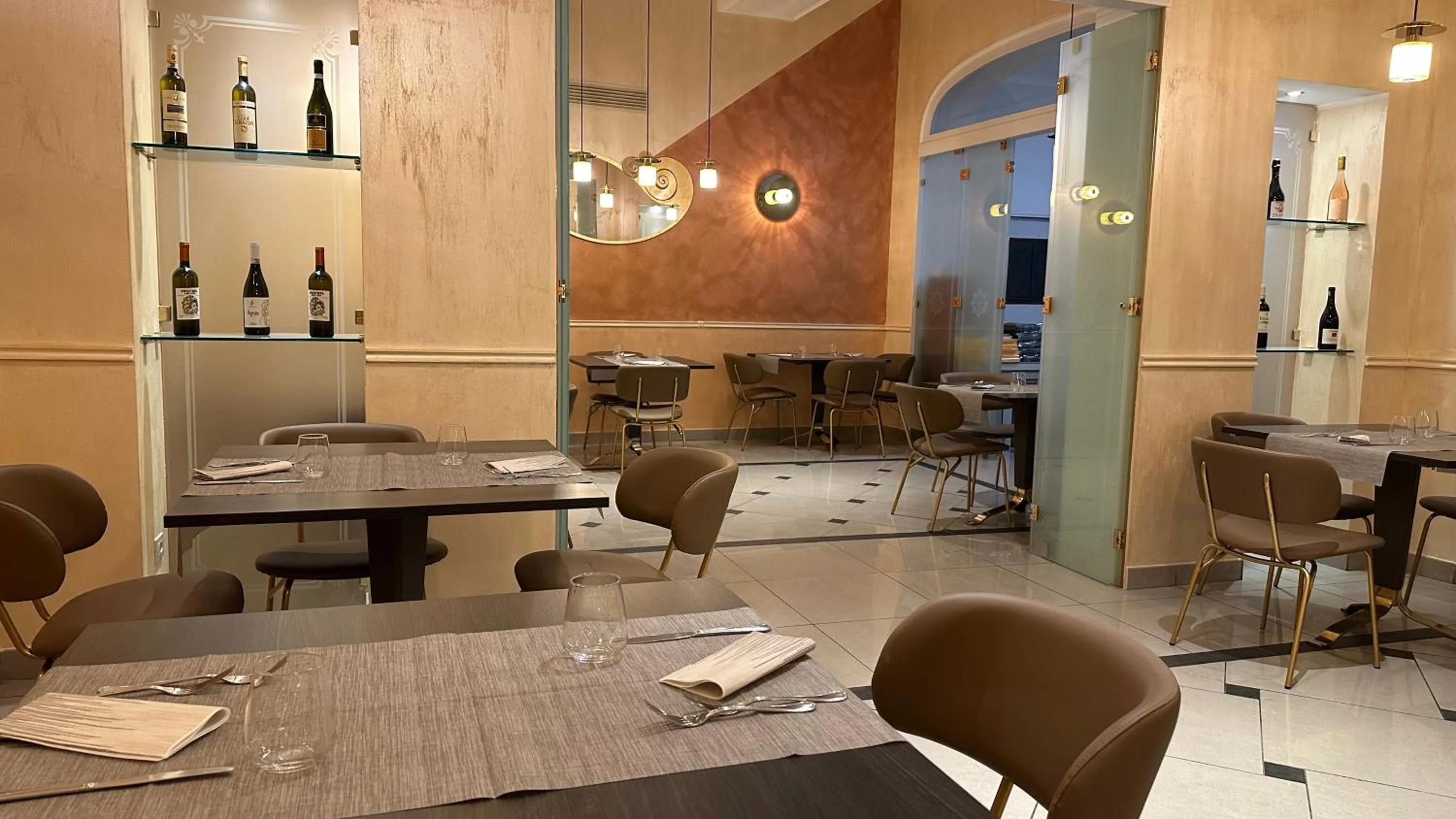 Restaurant/places to eat in Hotel Roma