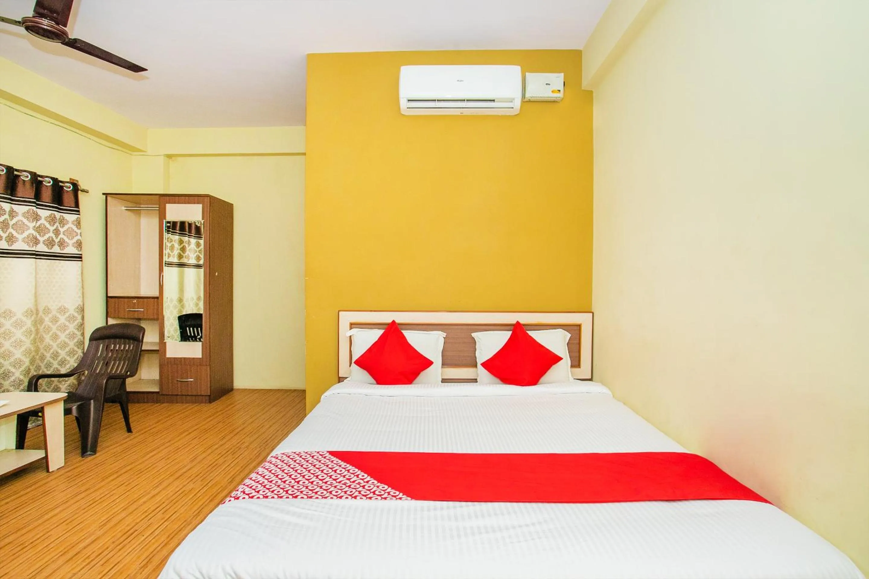Bedroom in Hotel O by OYO Alankar Residency