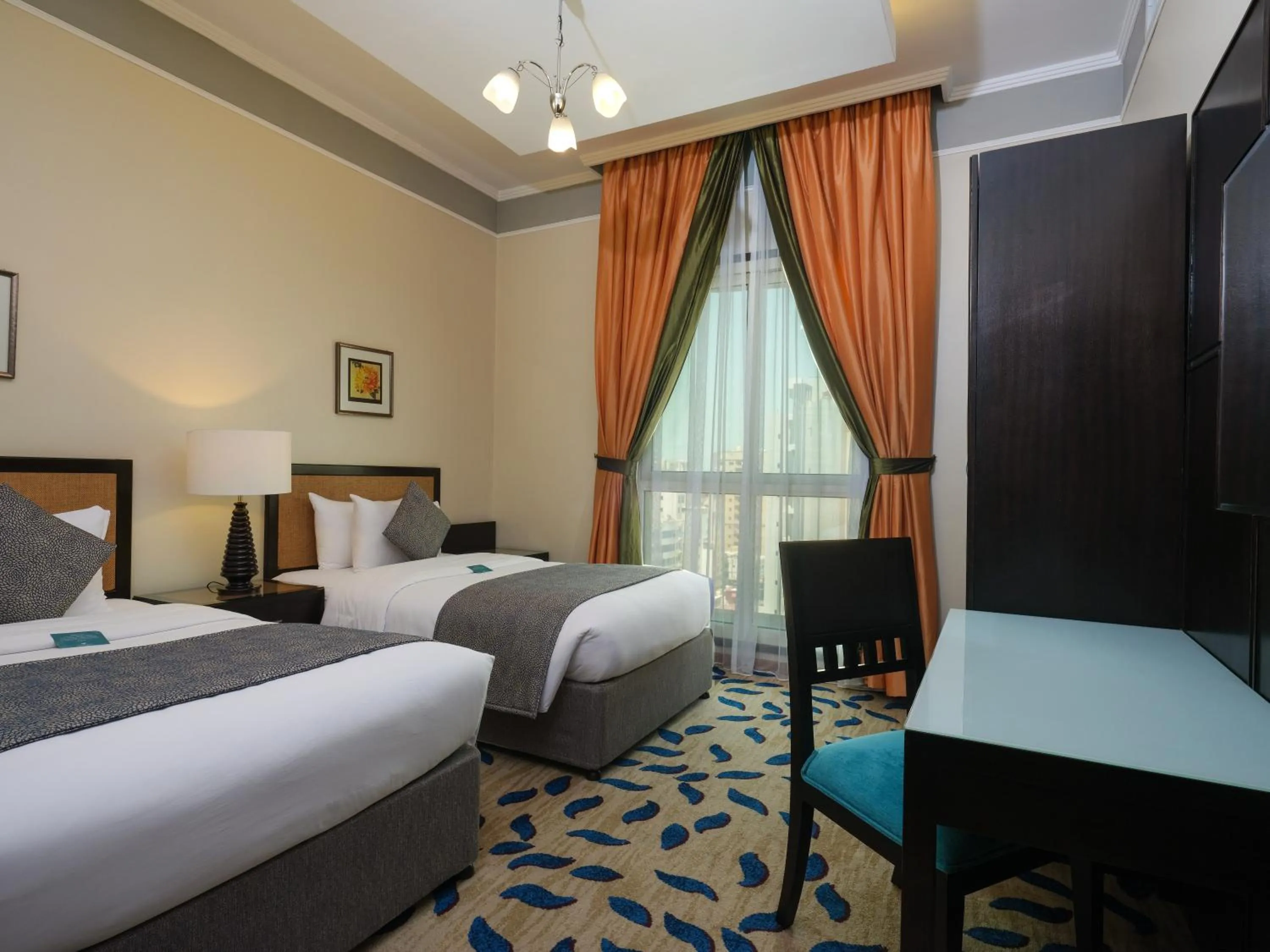 Bedroom, Bed in Boudl Salmiya, Kuwait - بودل السالمية الكويت