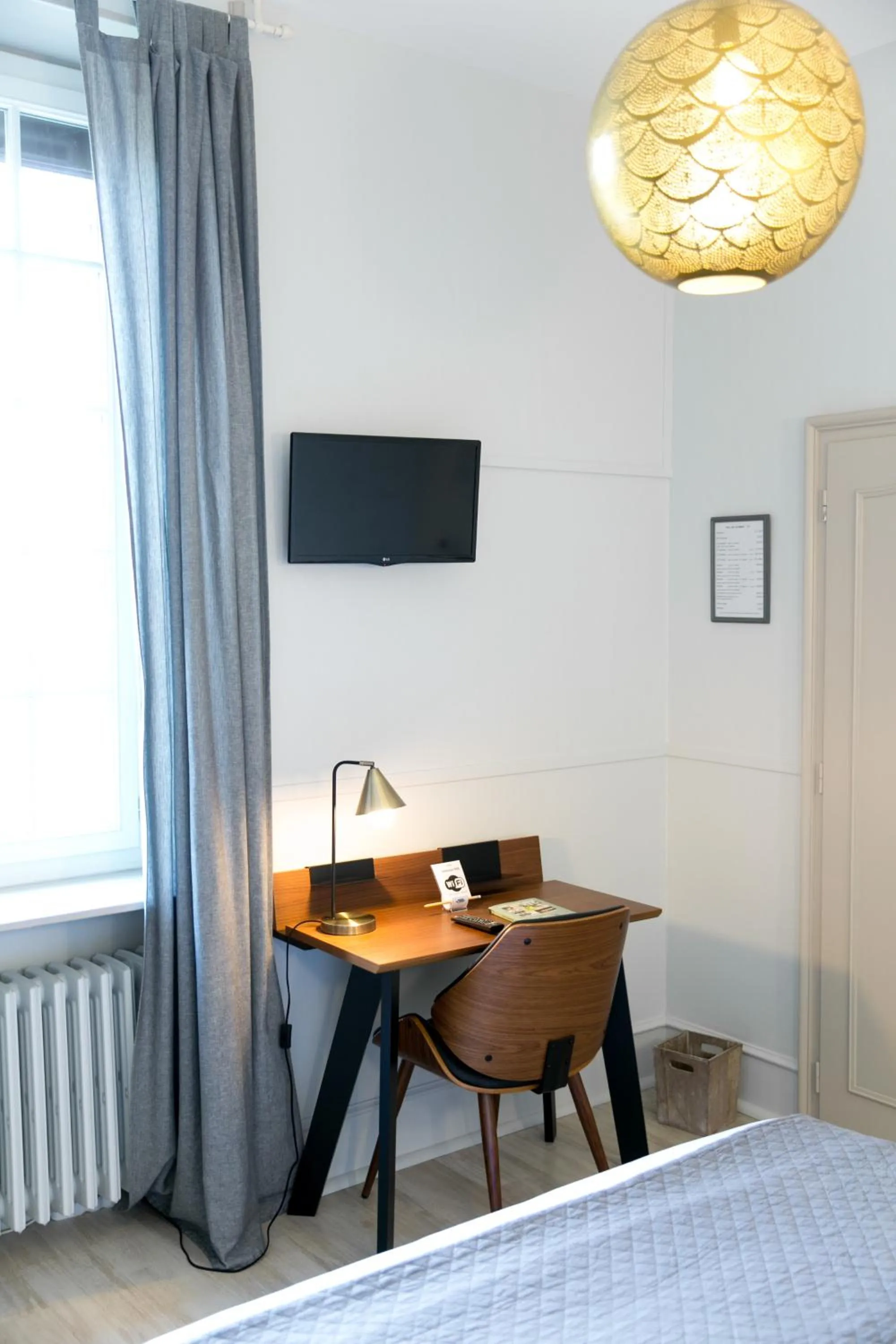 Bed in Logis Auberge De L'ombrée