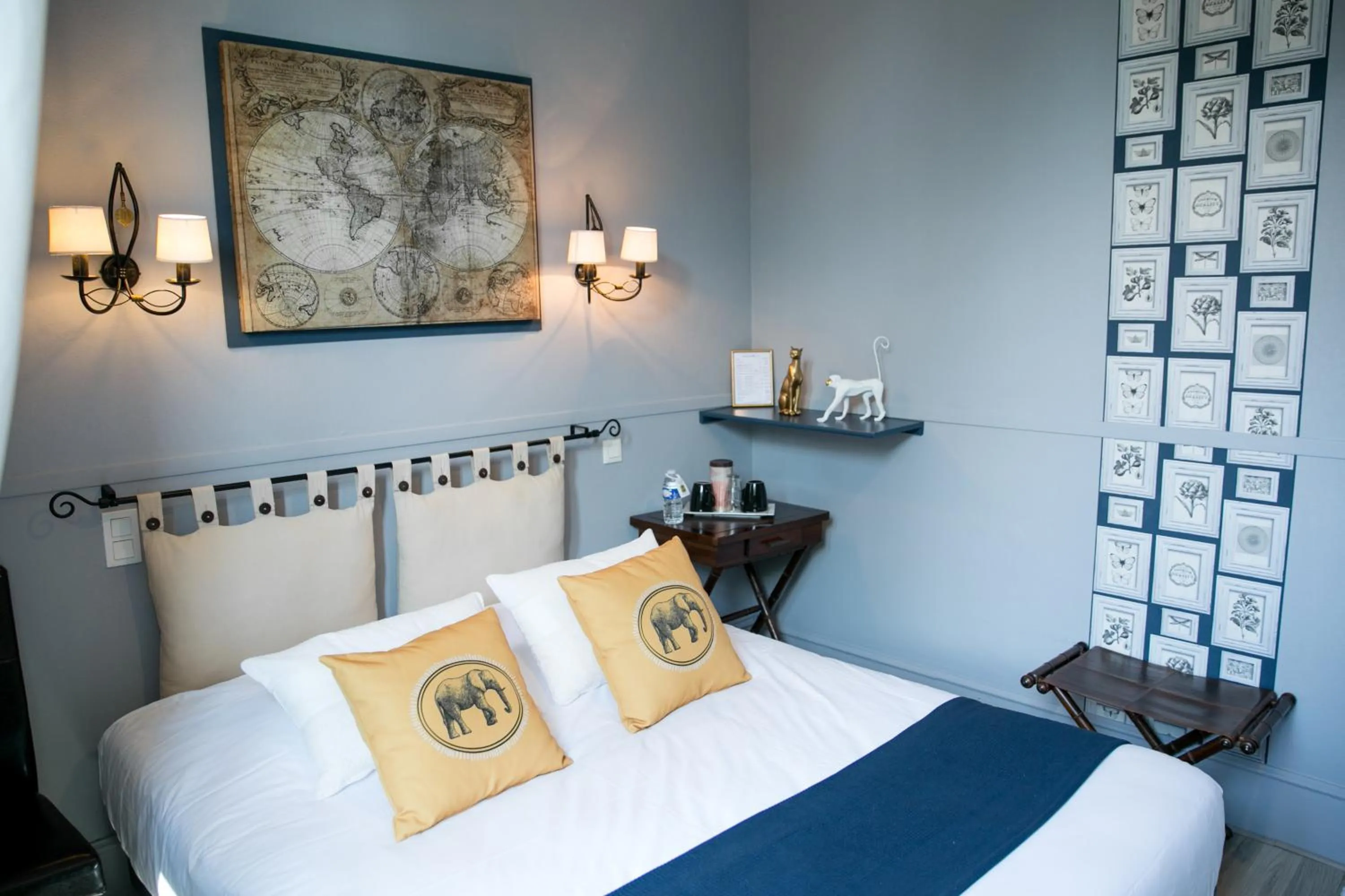 Bed in Logis Auberge De L'ombrée