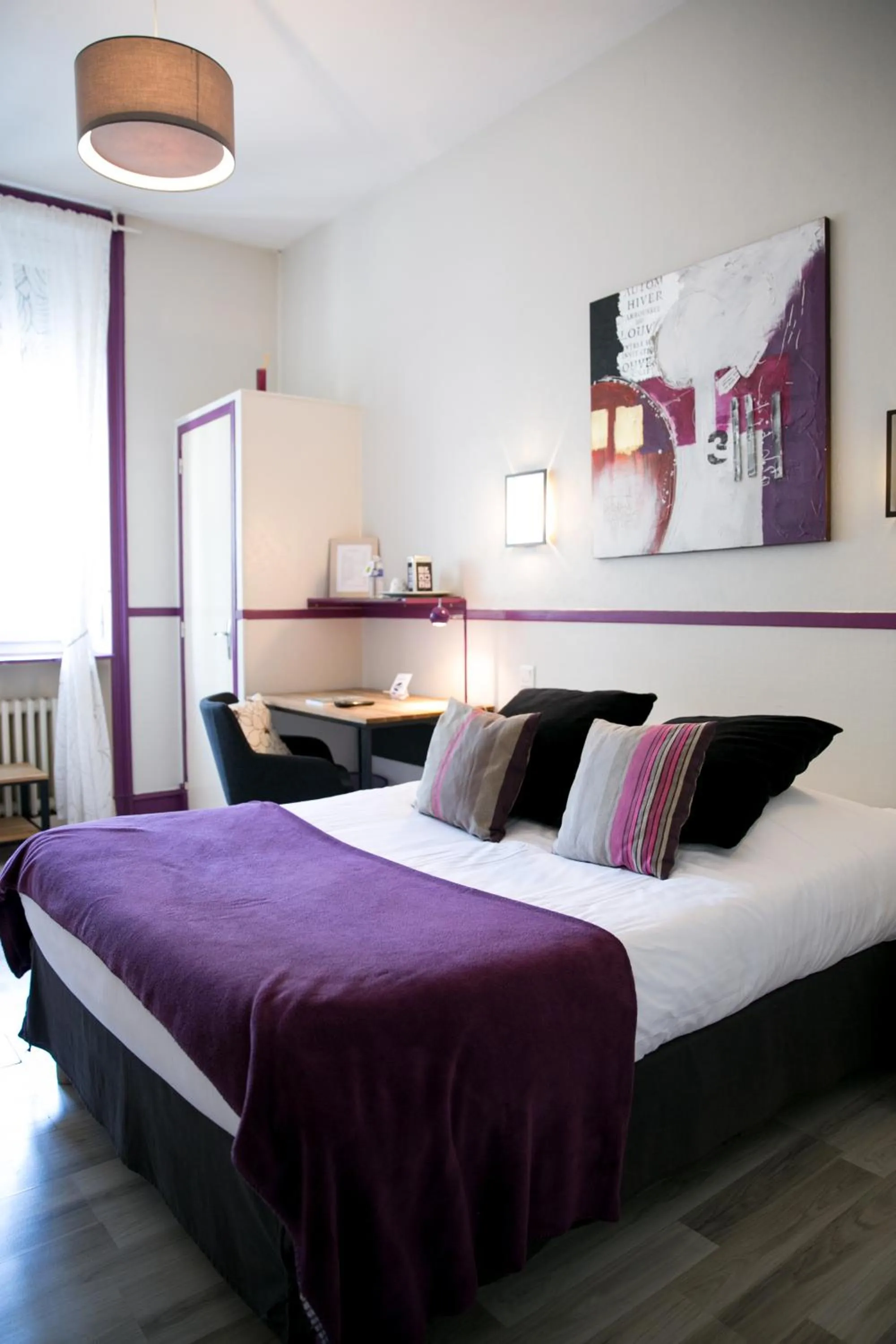 Bed in Logis Auberge De L'ombrée