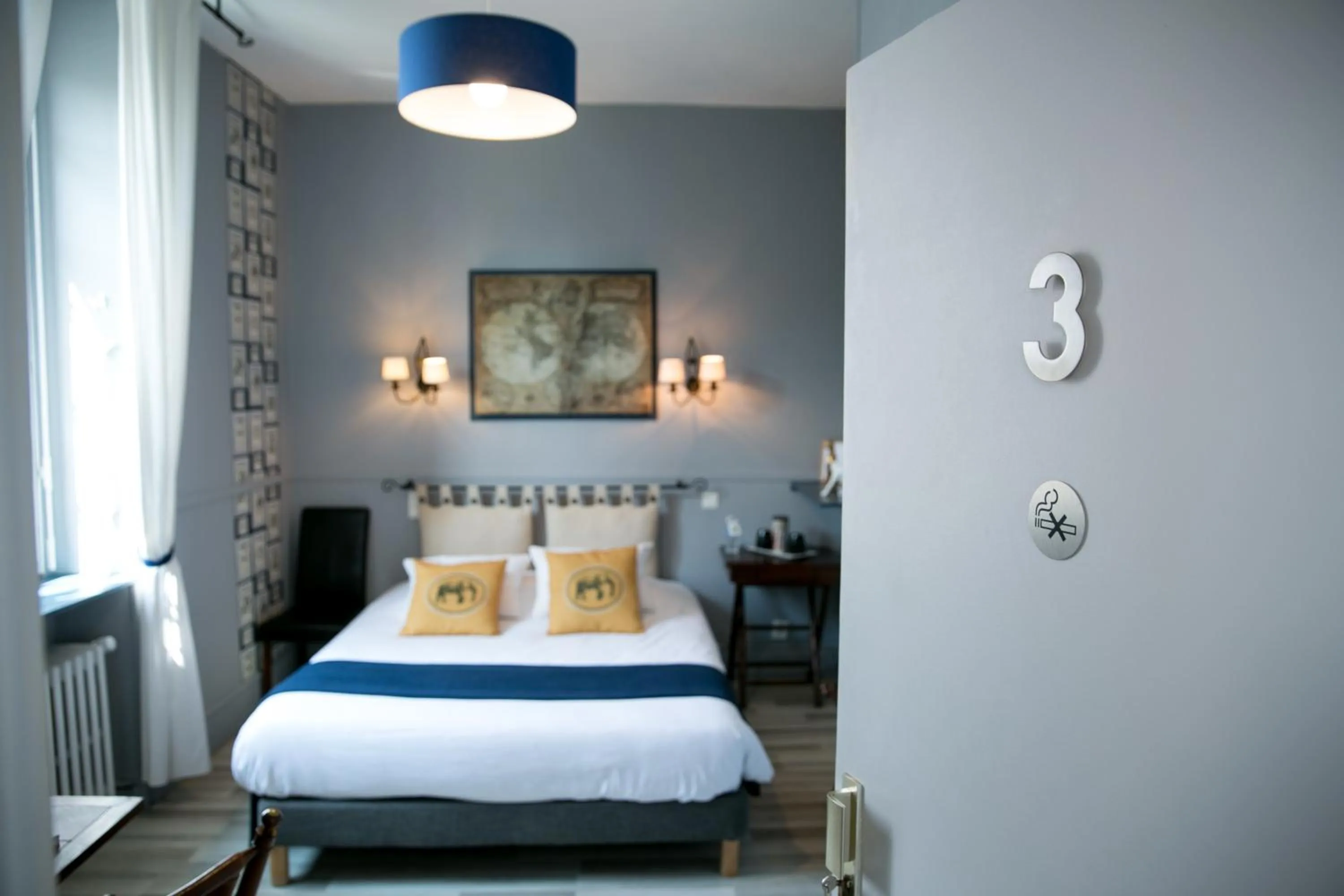 Bed in Logis Auberge De L'ombrée