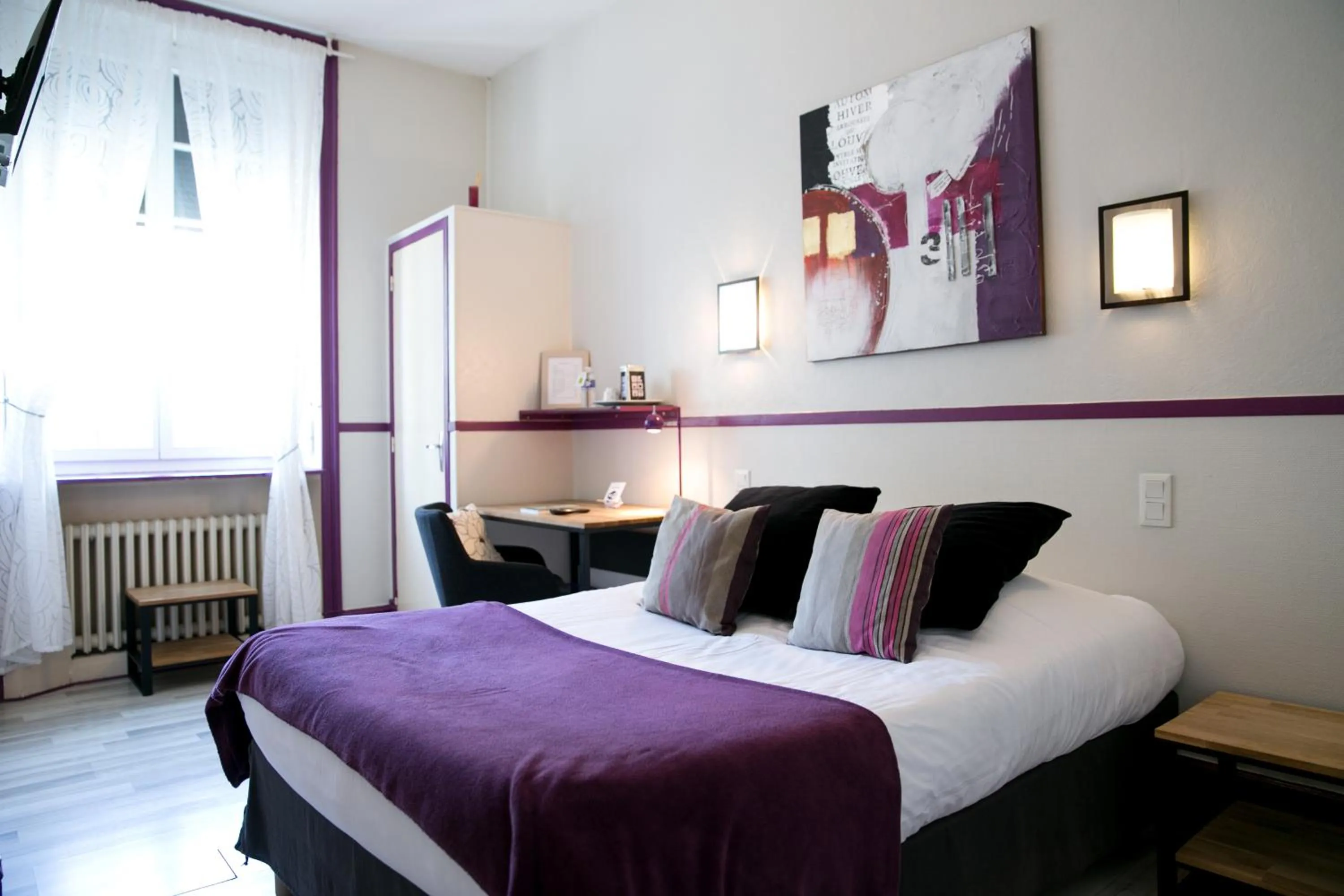 Bed in Logis Auberge De L'ombrée